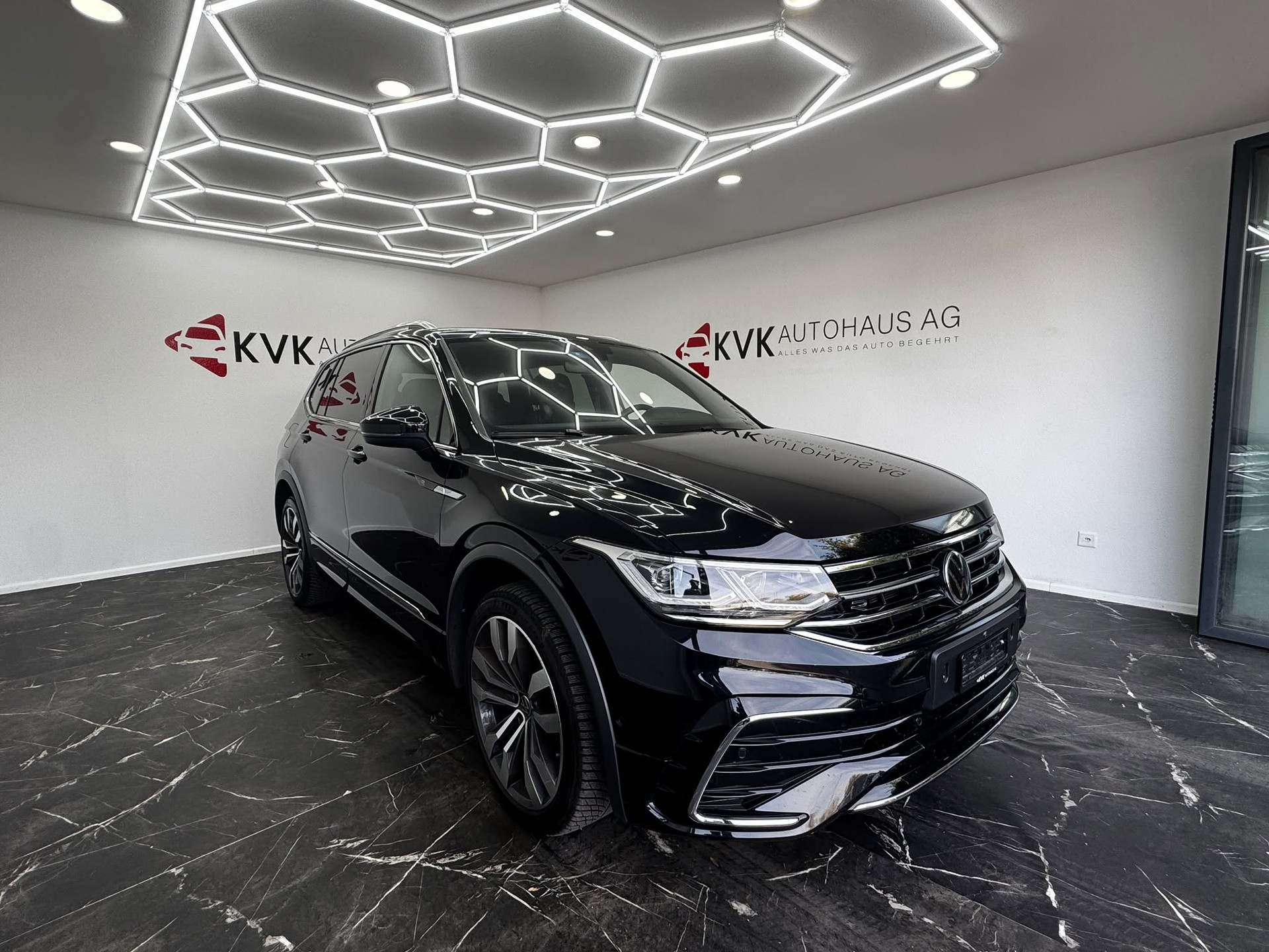 VW Tiguan Allspace 2.0TSI R-Line 4Motion DSG | 7-Sitzer | Panorama | Vollaustattung |-showroom-element-3