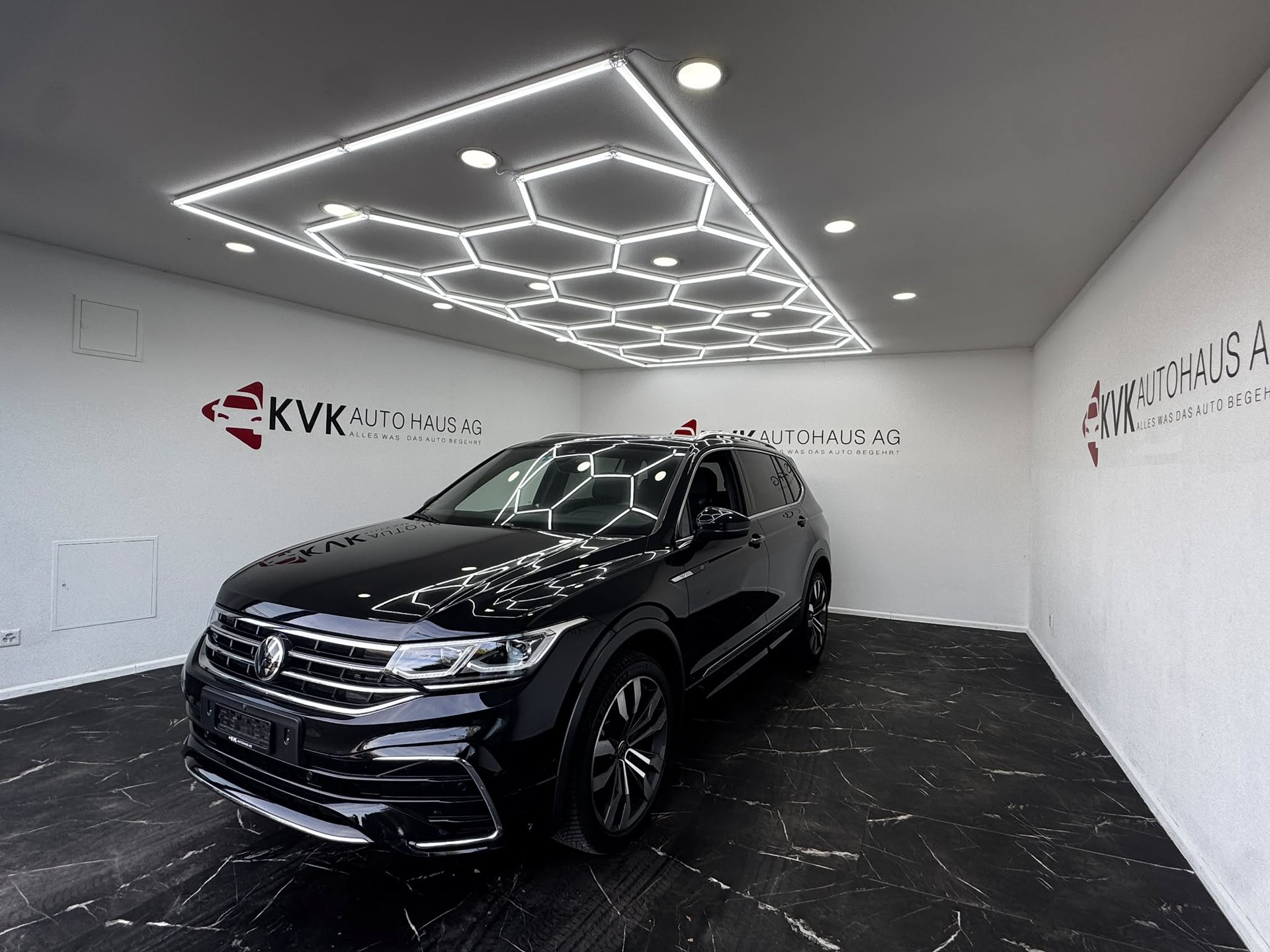 VW Tiguan Allspace 2.0TSI R-Line 4Motion DSG | 7-Sitzer | Panorama | Vollaustattung |-showroom-element-1