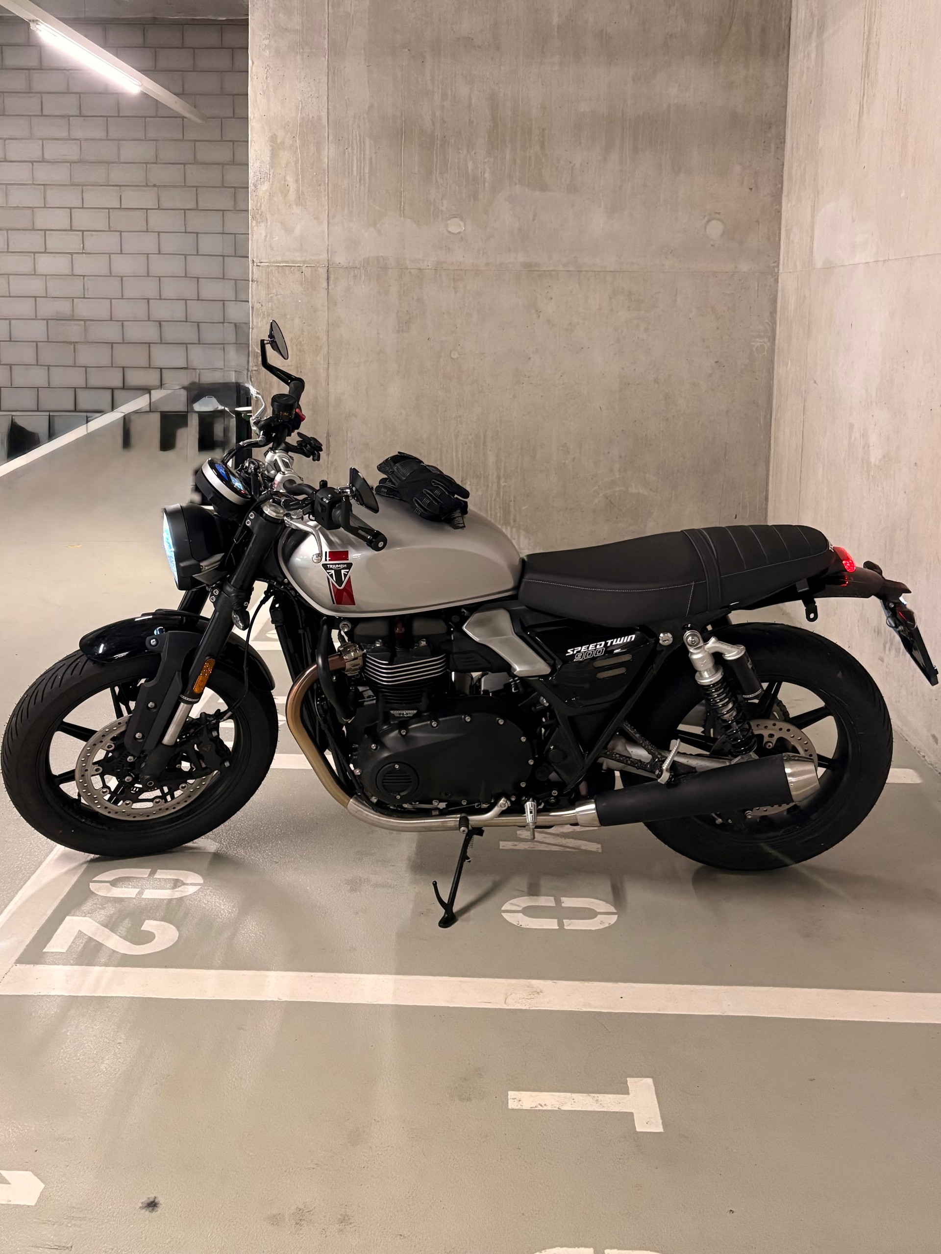 TRIUMPH 900-image-2