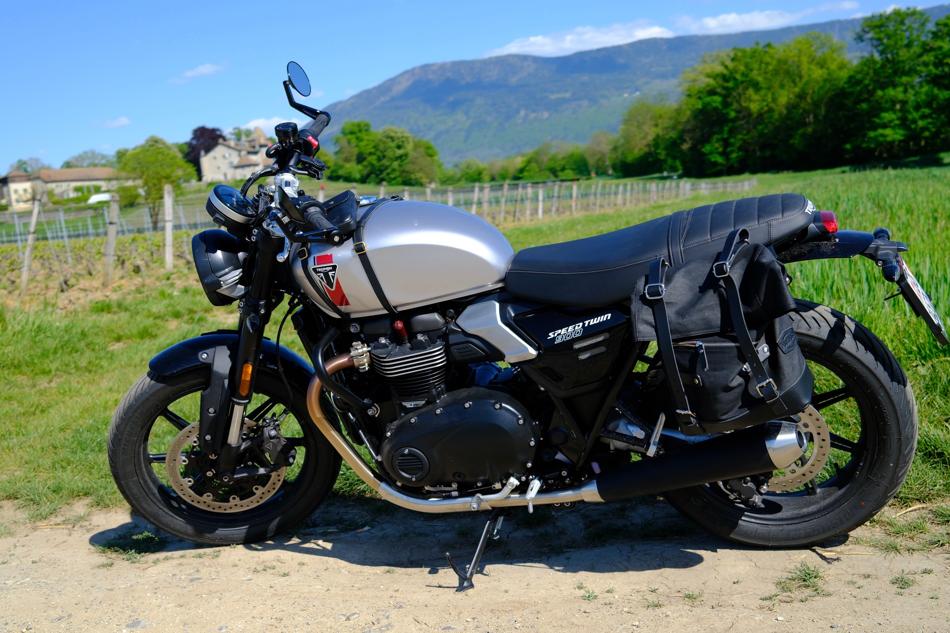 TRIUMPH 900-image-0
