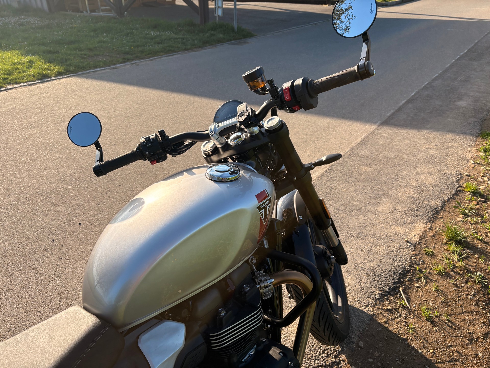 TRIUMPH 900-image-4