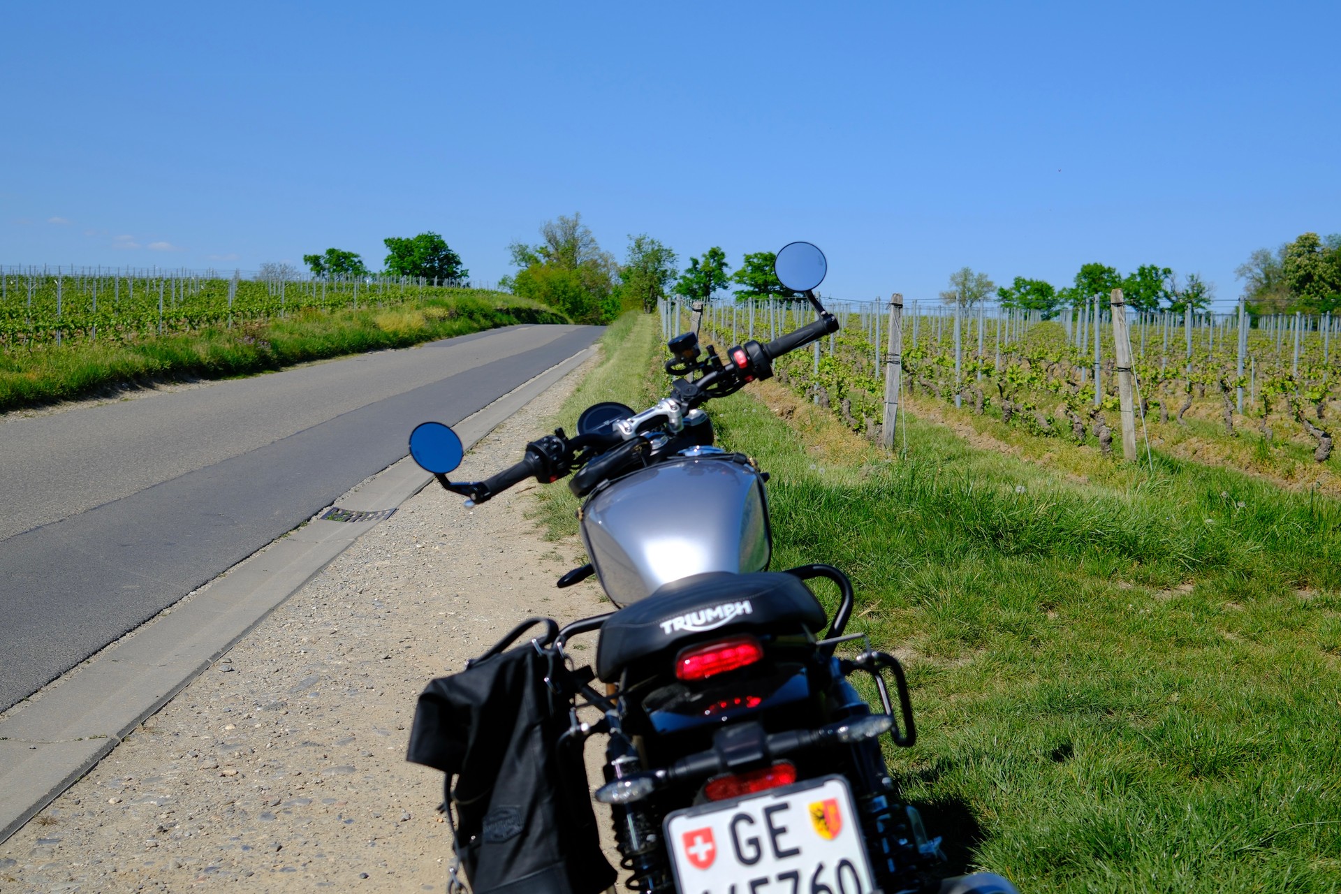 TRIUMPH 900-image-1