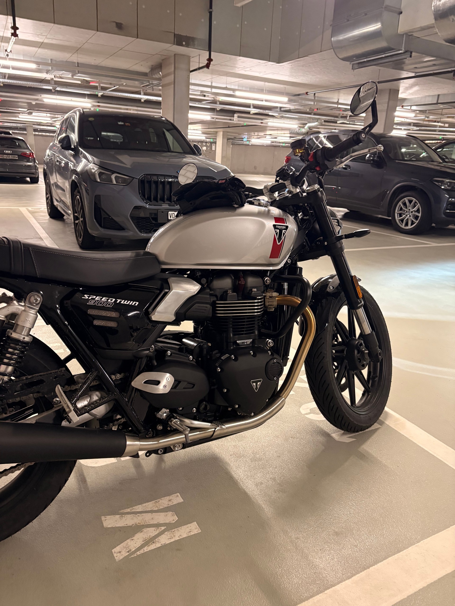 TRIUMPH 900-image-3