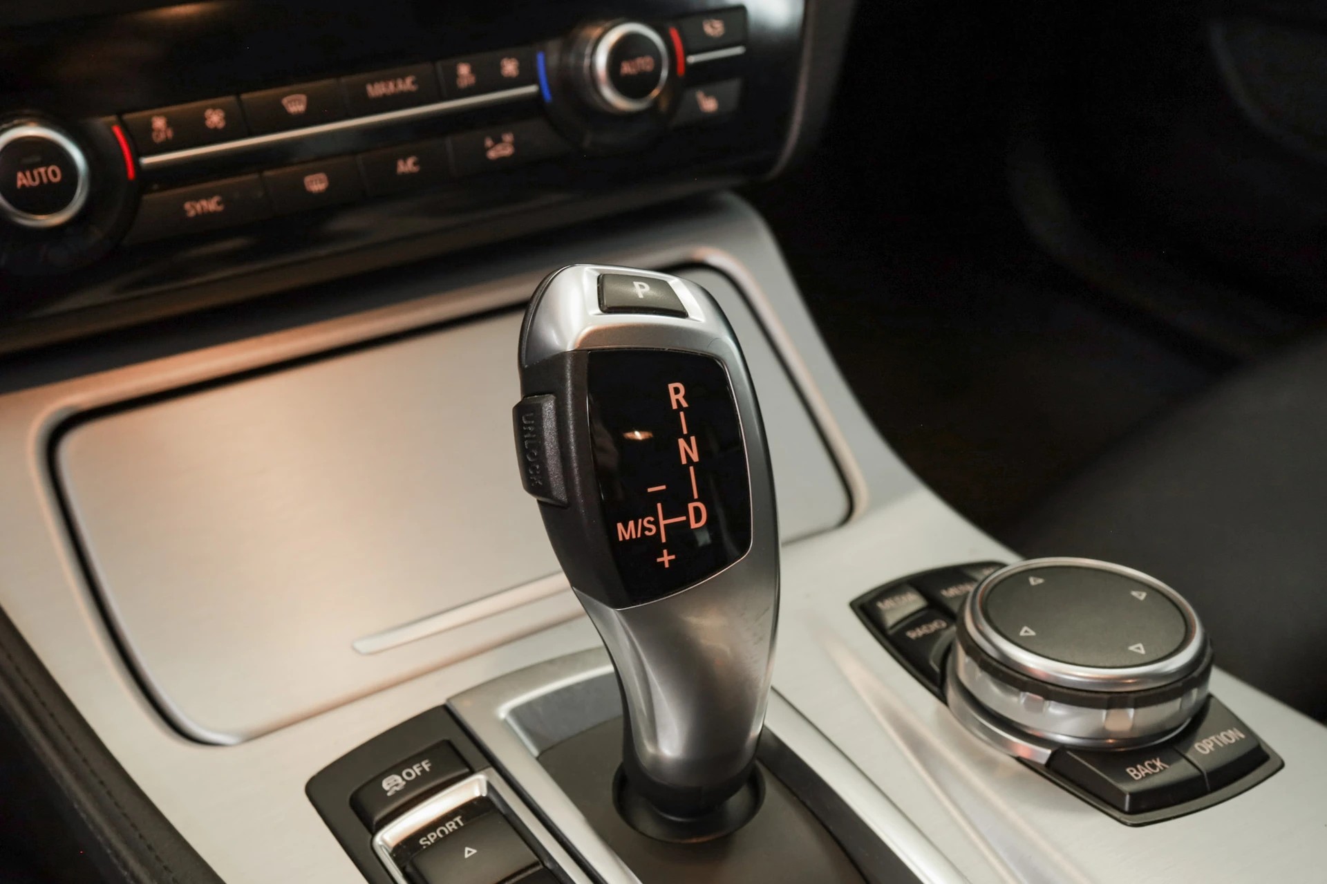 BMW 520d Touring xDrive Luxury Line Steptronic Navigation Professional • Hayon électrique • Caméra de recul-image-12