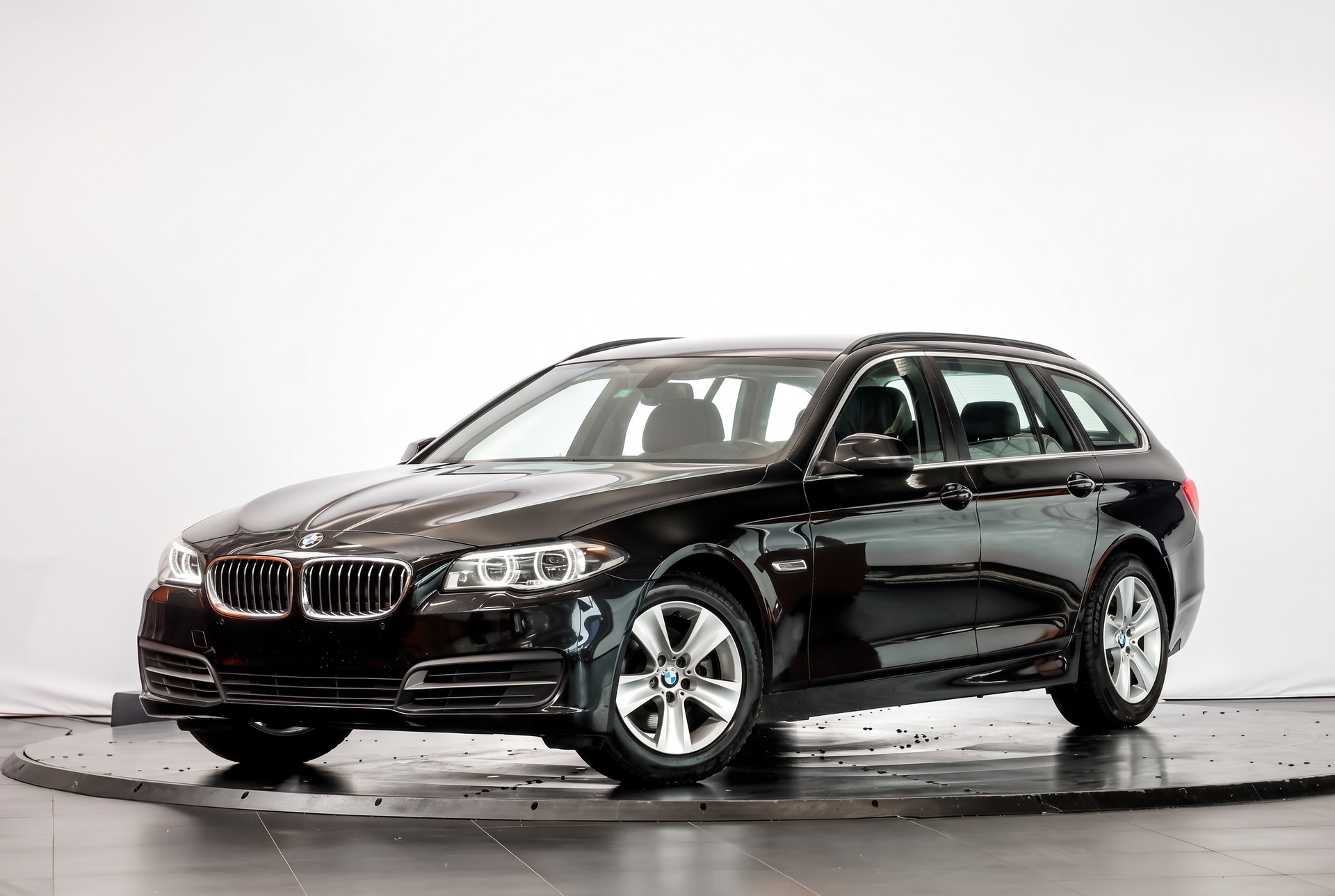 BMW 520d Touring xDrive Luxury Line Steptronic Navigation Professional • Hayon électrique • Caméra de recul-showroom-element-2