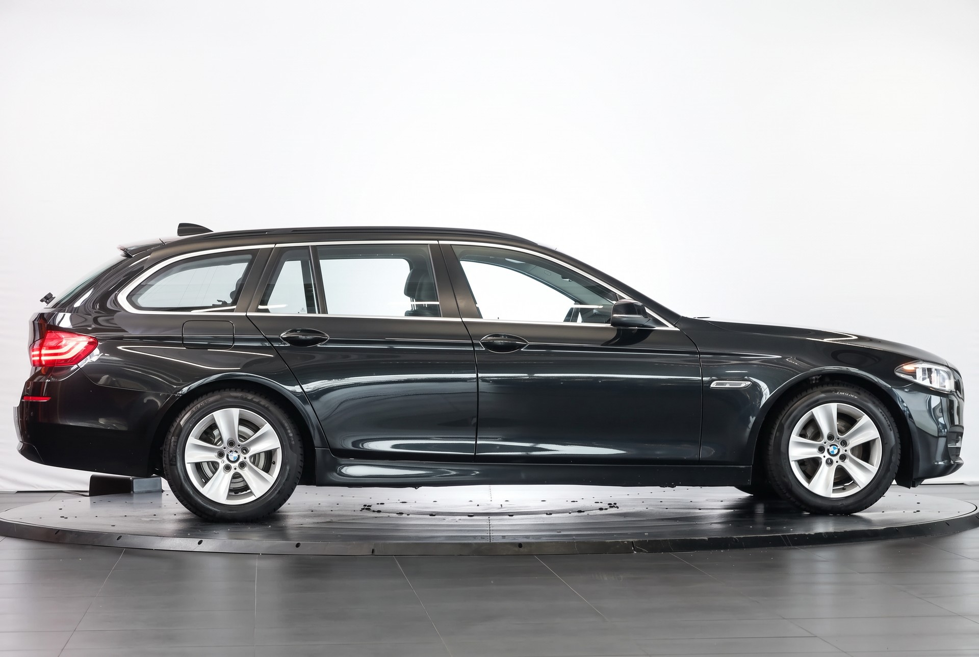 BMW 520d Touring xDrive Luxury Line Steptronic Navigation Professional • Hayon électrique • Caméra de recul-image-4