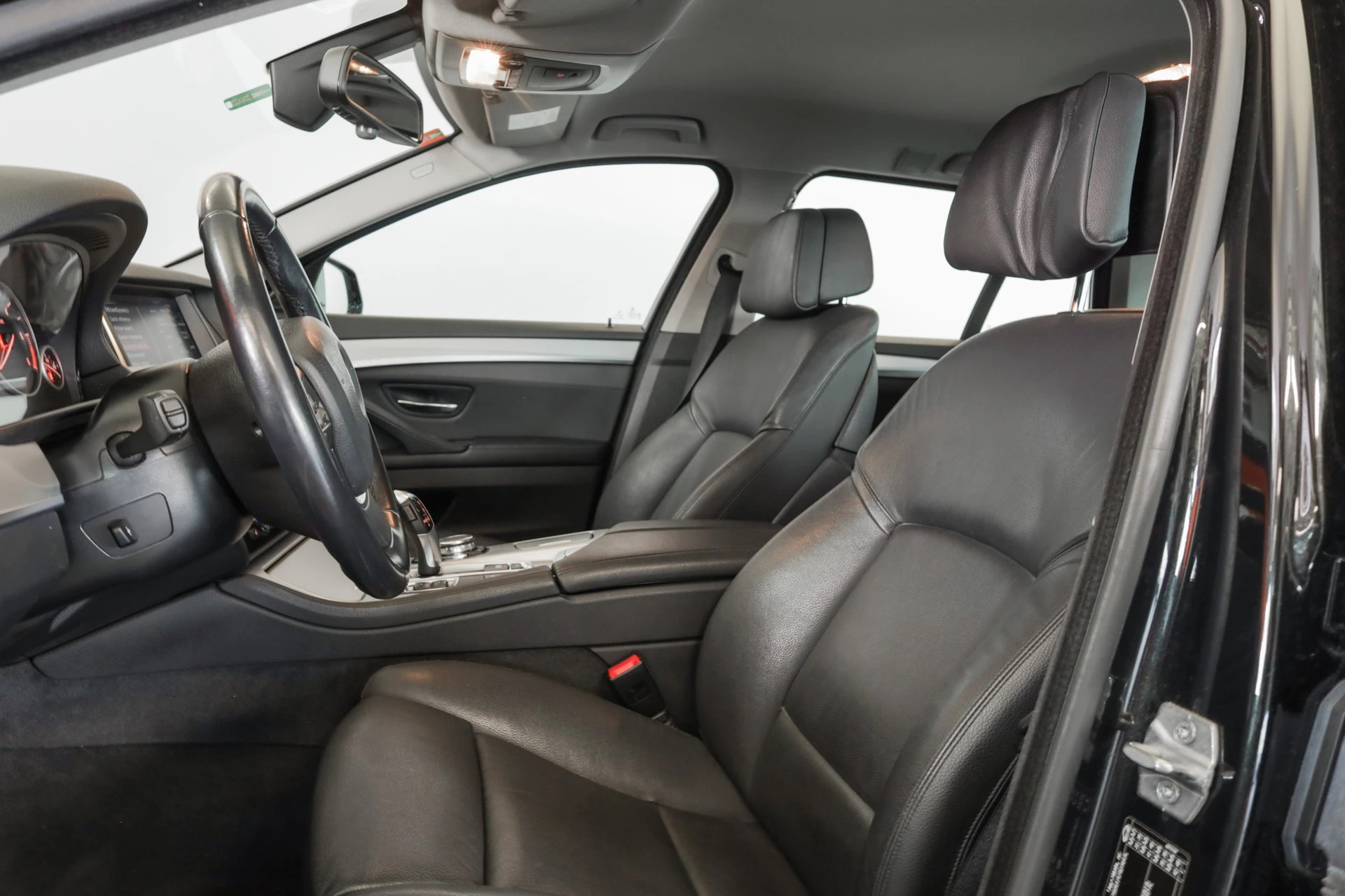 BMW 520d Touring xDrive Luxury Line Steptronic Navigation Professional • Hayon électrique • Caméra de recul-image-9