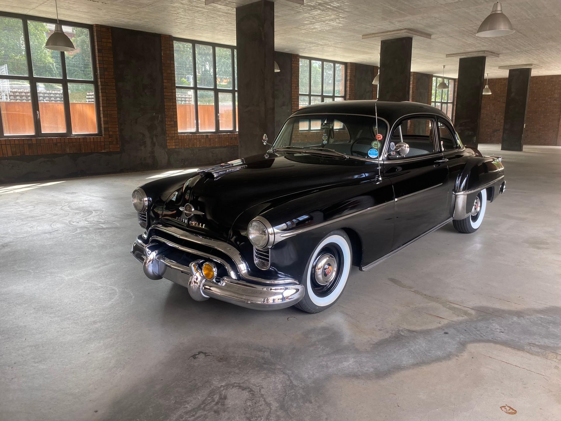 OLDSMOBILE 88 Futuramic Club Coupe