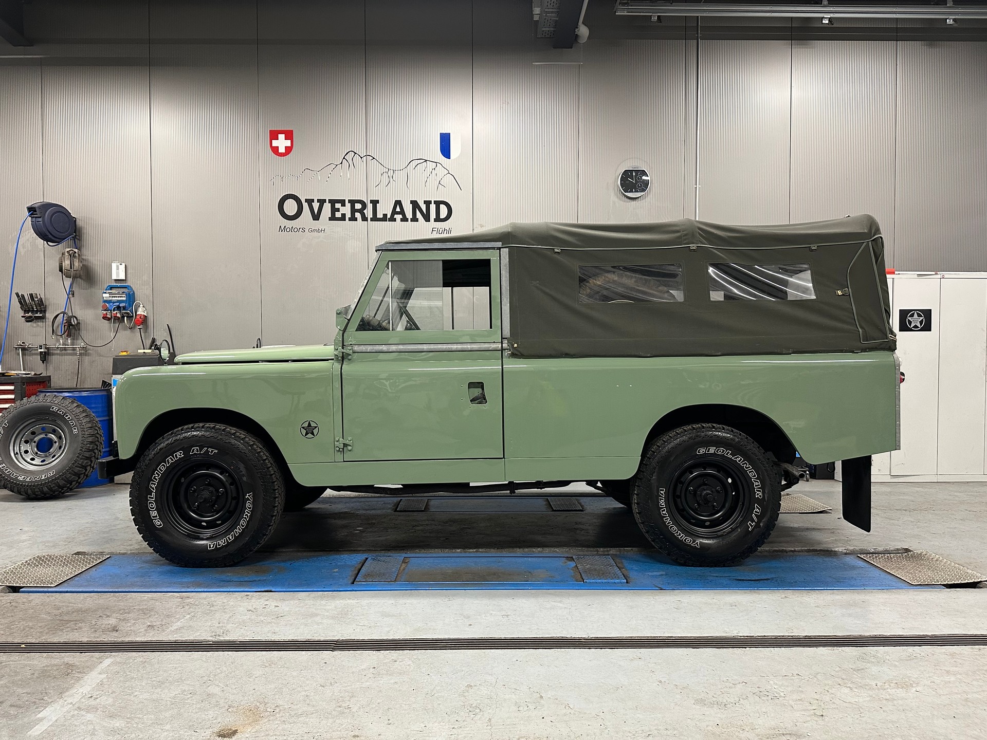 LAND ROVER R-showroom-element-2