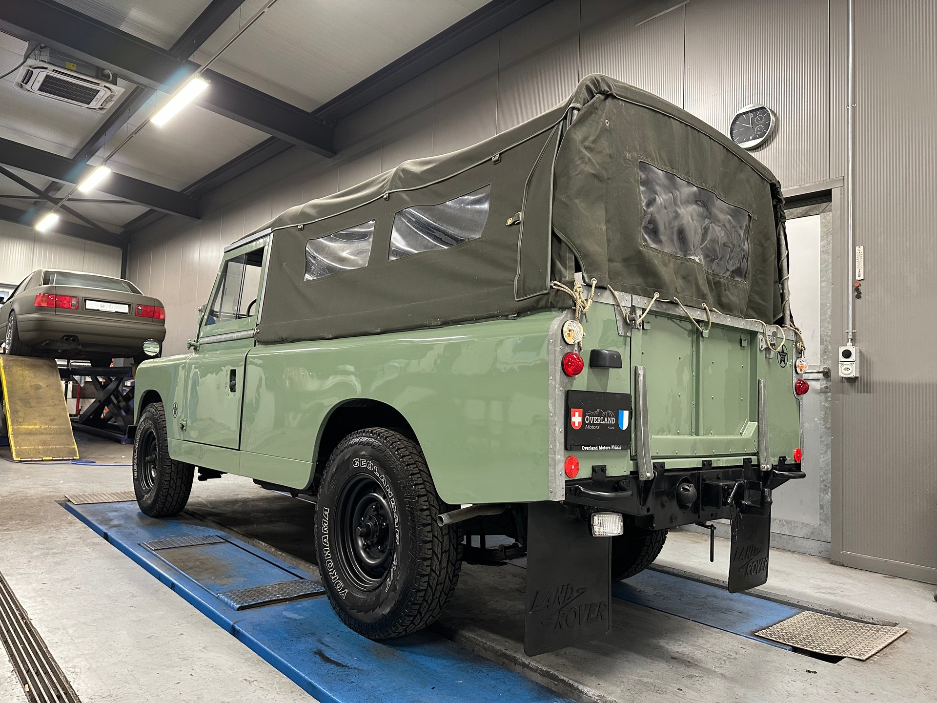 LAND ROVER R-showroom-element-3