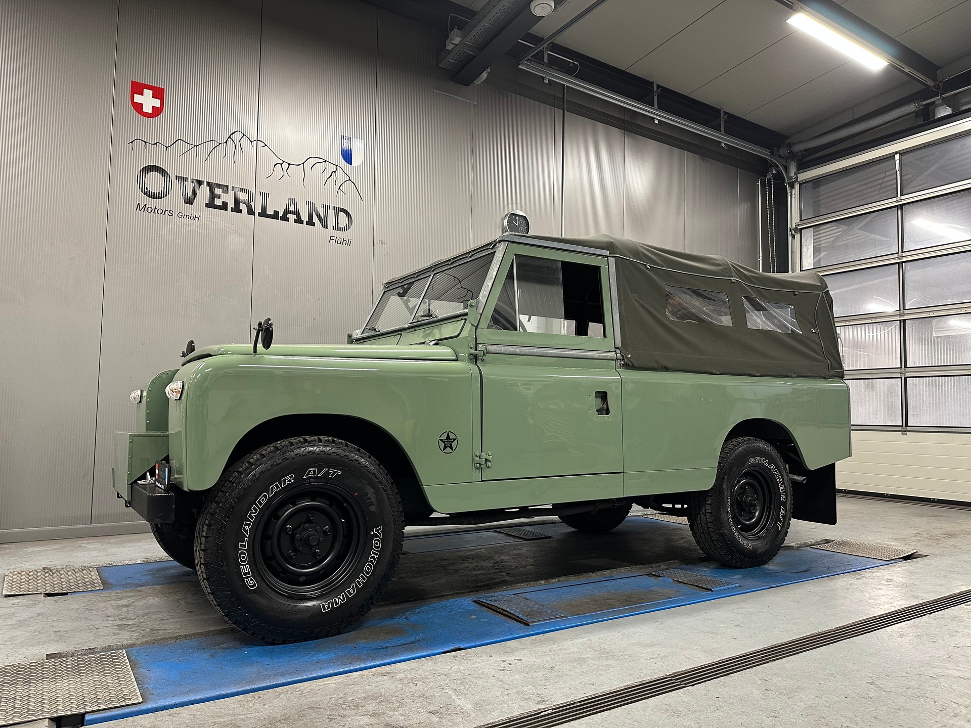 LAND ROVER R-showroom-element-1