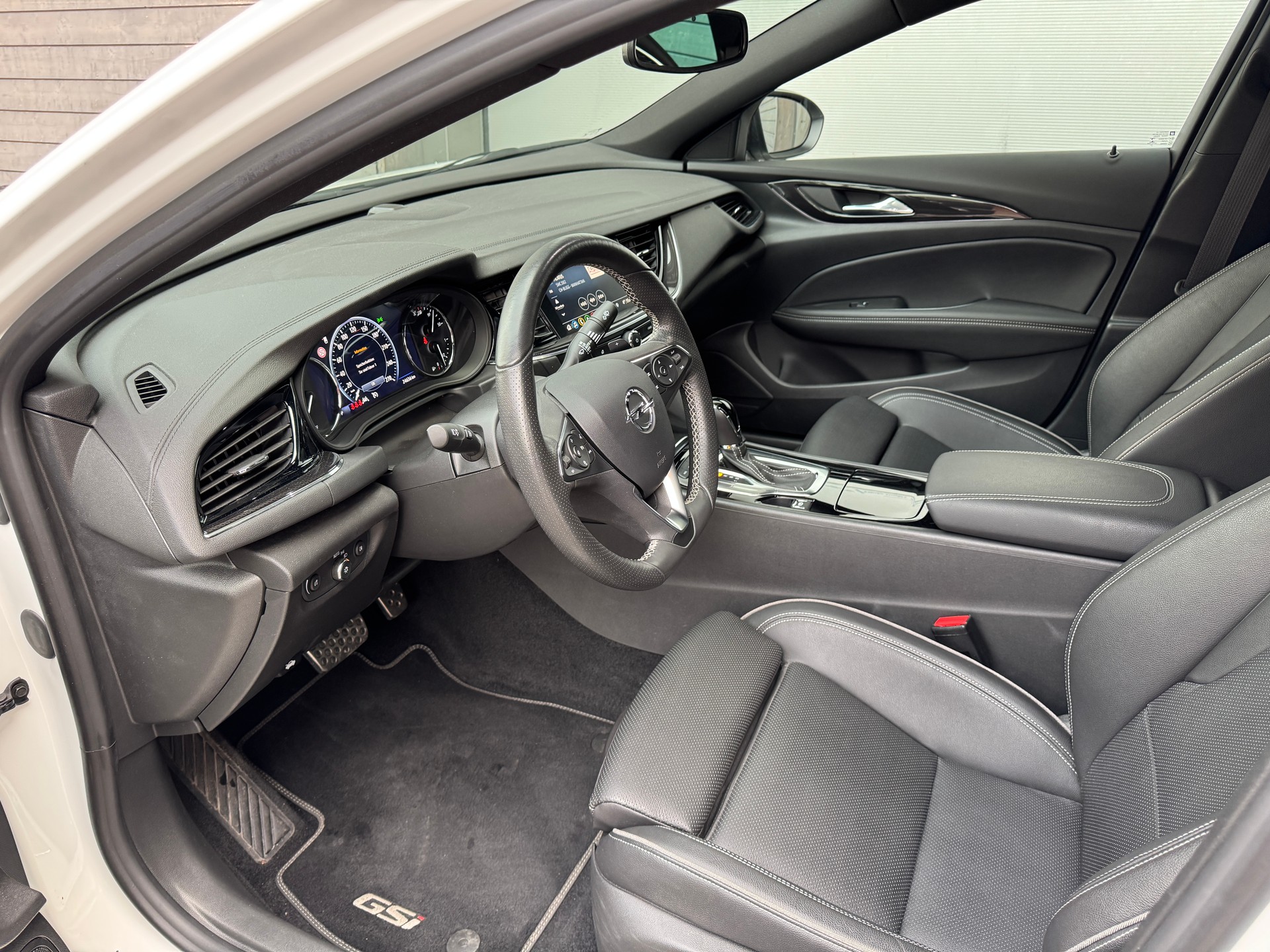 OPEL Insignia 2.0 T GSi 4WD Automatic-image-13