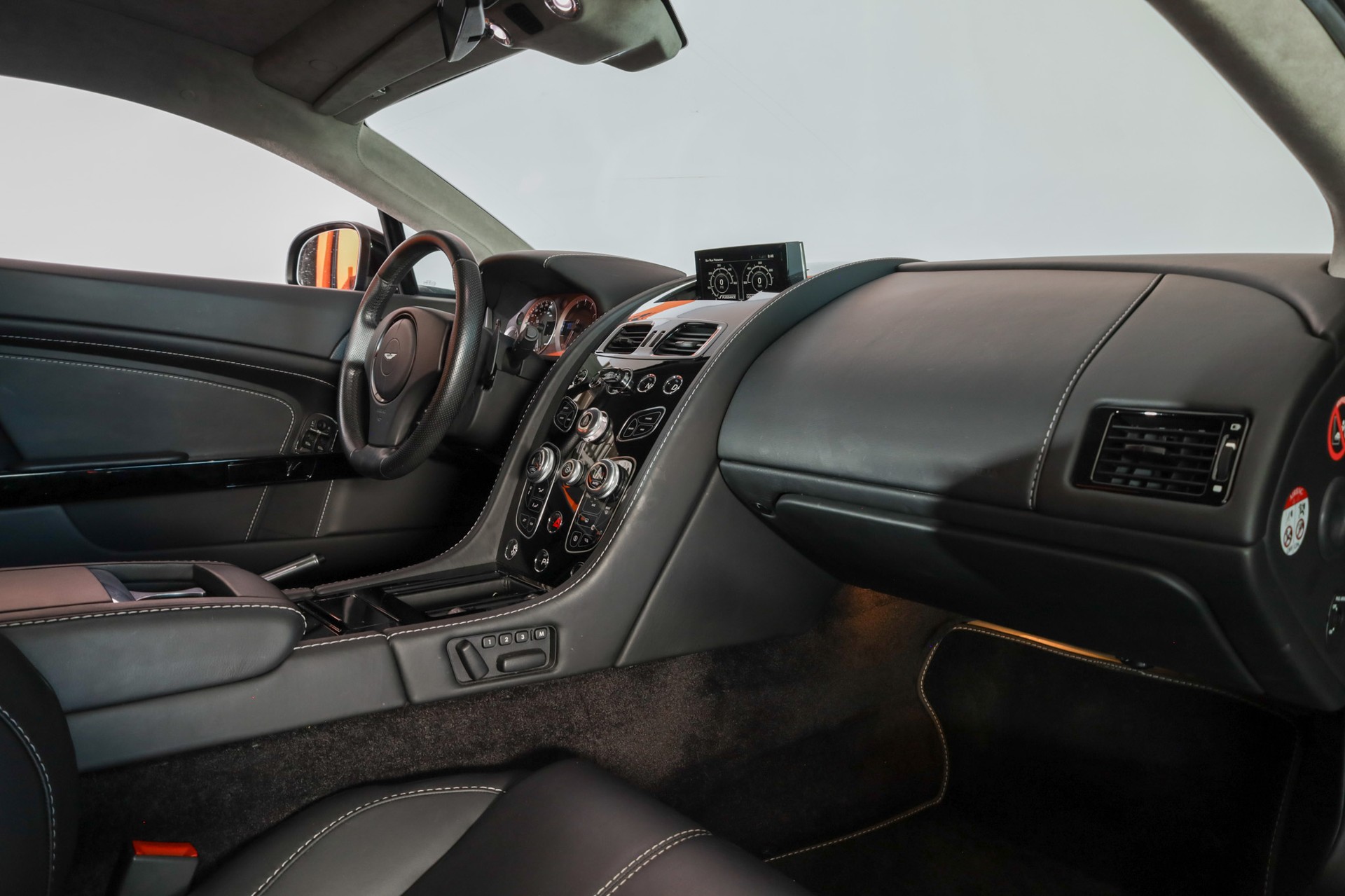 ASTON MARTIN V8 Vantage 4.7 Sportshift-showroom-element-2