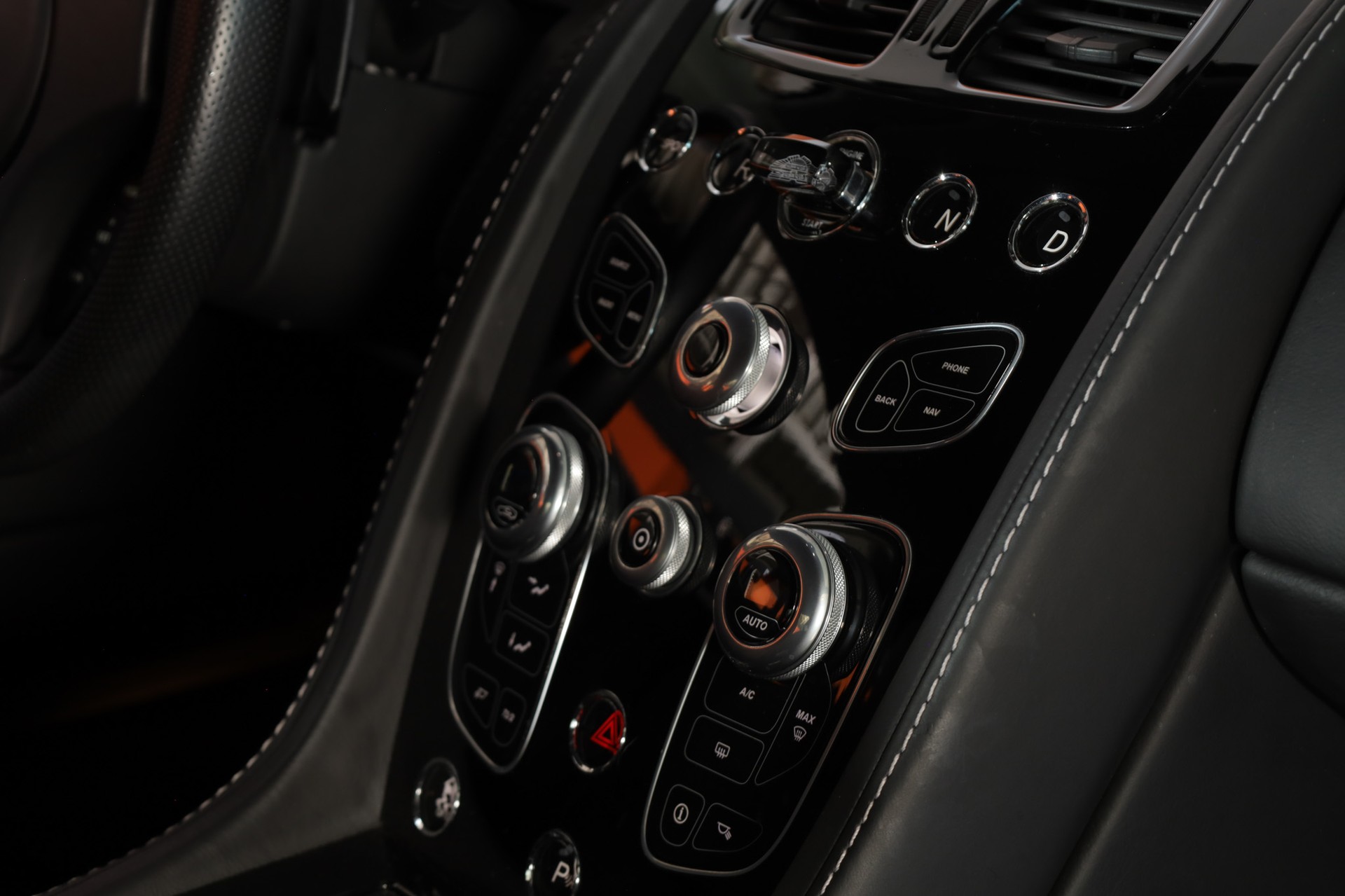 ASTON MARTIN V8 Vantage 4.7 Sportshift-image-20