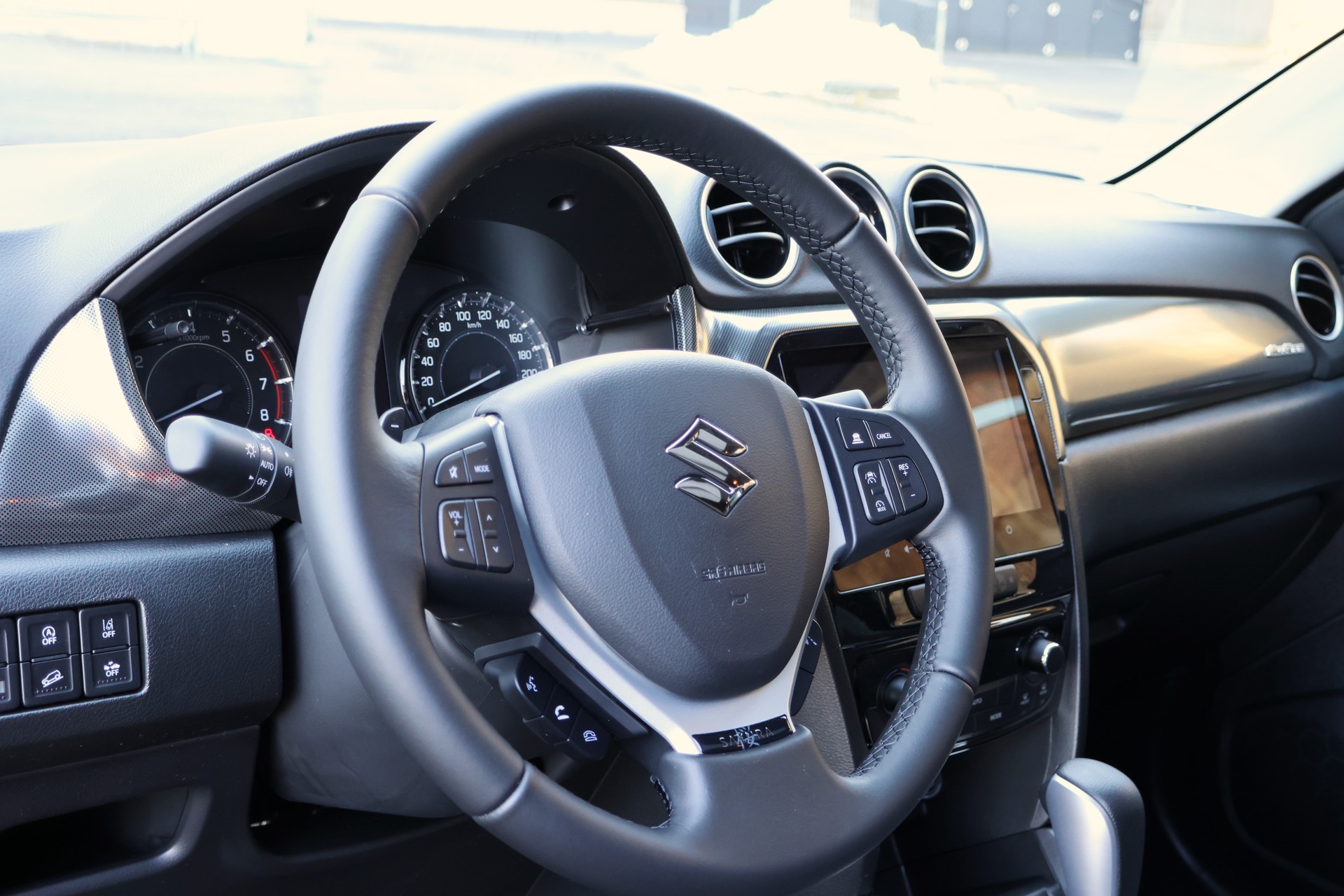 SUZUKI Vitara 1.4T Sakura Top 4x4 Hybrid-showroom-element-3