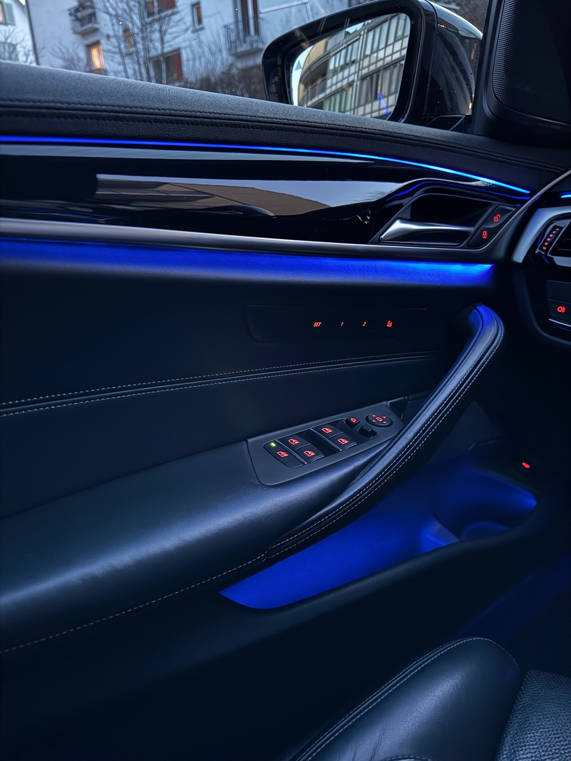BMW M550i xDrive Steptronic-image-16