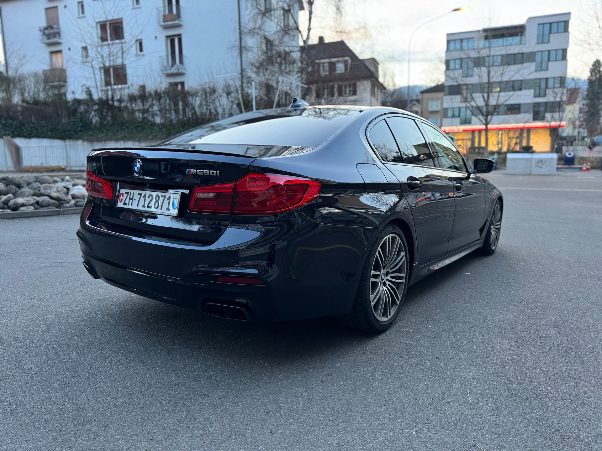 BMW M550i xDrive Steptronic-image-4