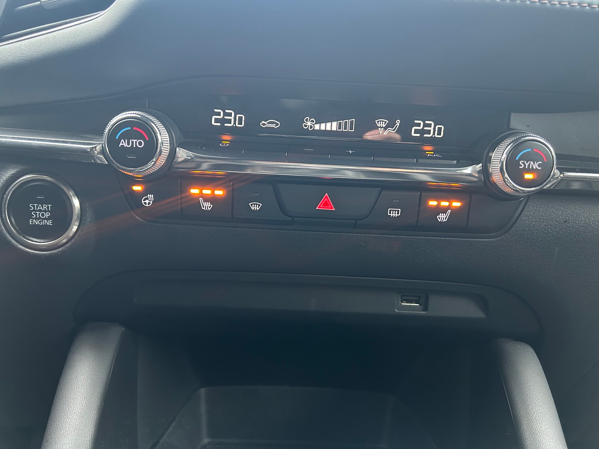 MAZDA 3 Hatchback SKYACTIV-X MHybrid 186 Revolution AWD-image-12