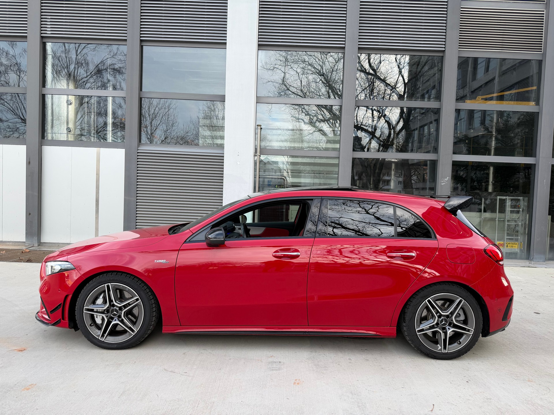 MERCEDES-BENZ A 35 AMG 4Matic Speedshift-showroom-element-1
