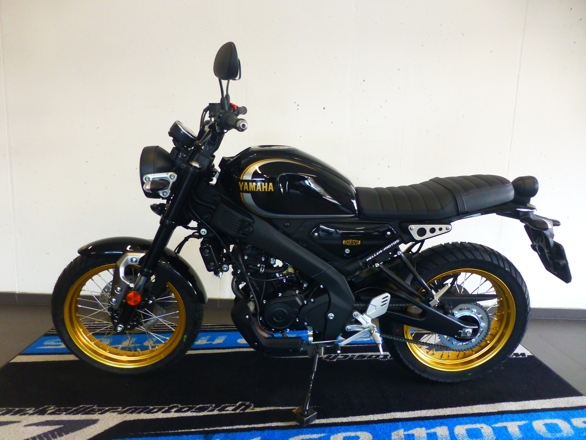 YAMAHA XSR 125 Legacy Akrapovic-image-1
