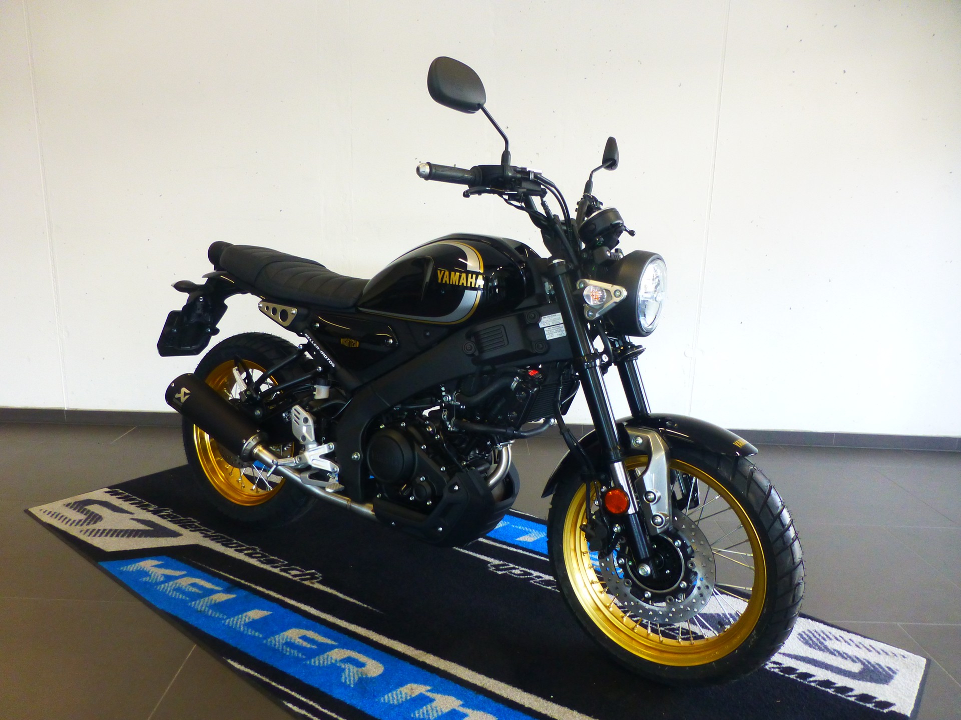 YAMAHA XSR 125 Legacy Akrapovic-image-2