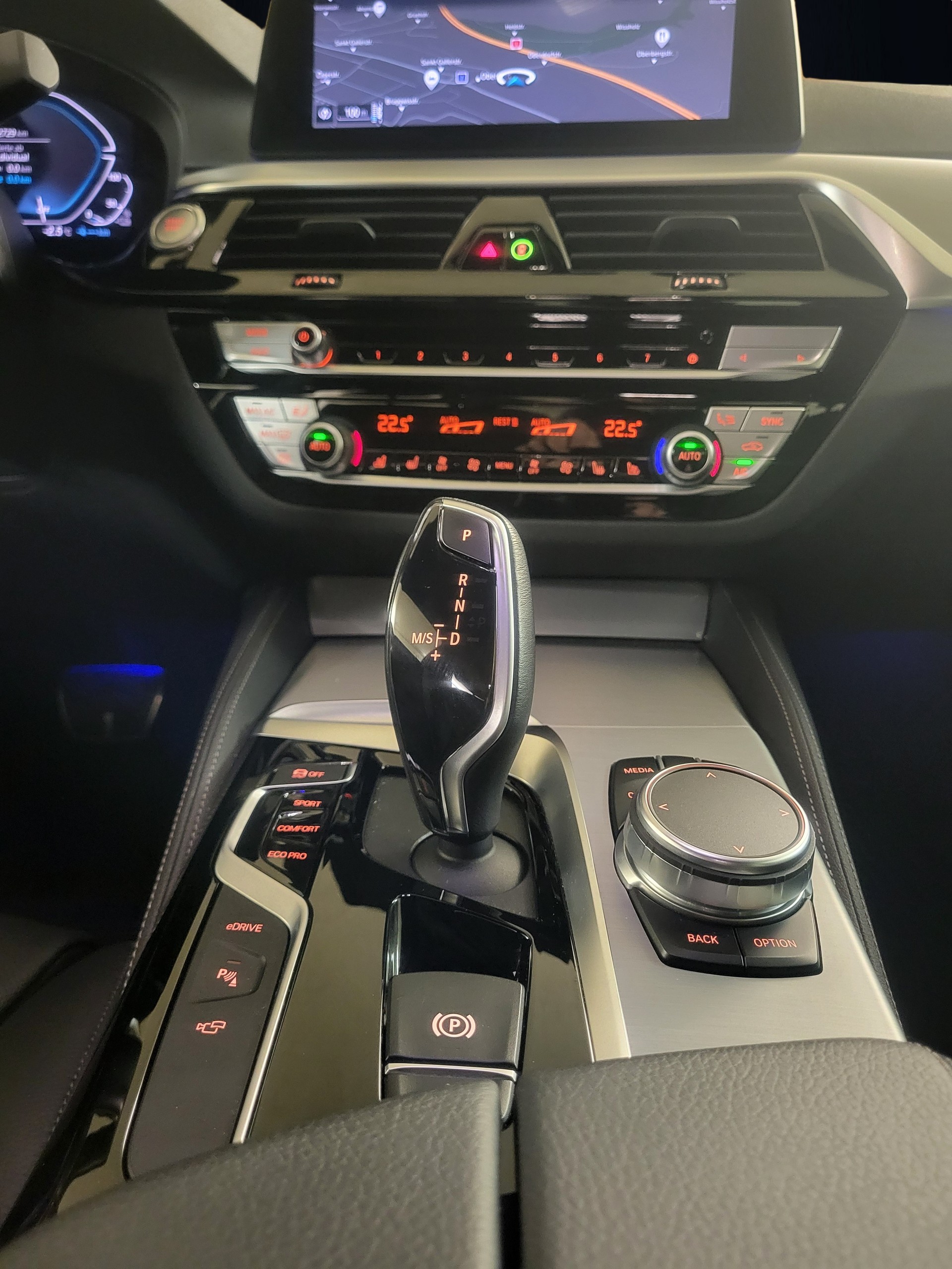 BMW 530e xDrive Pure M Sport Edition Steptronic-image-21
