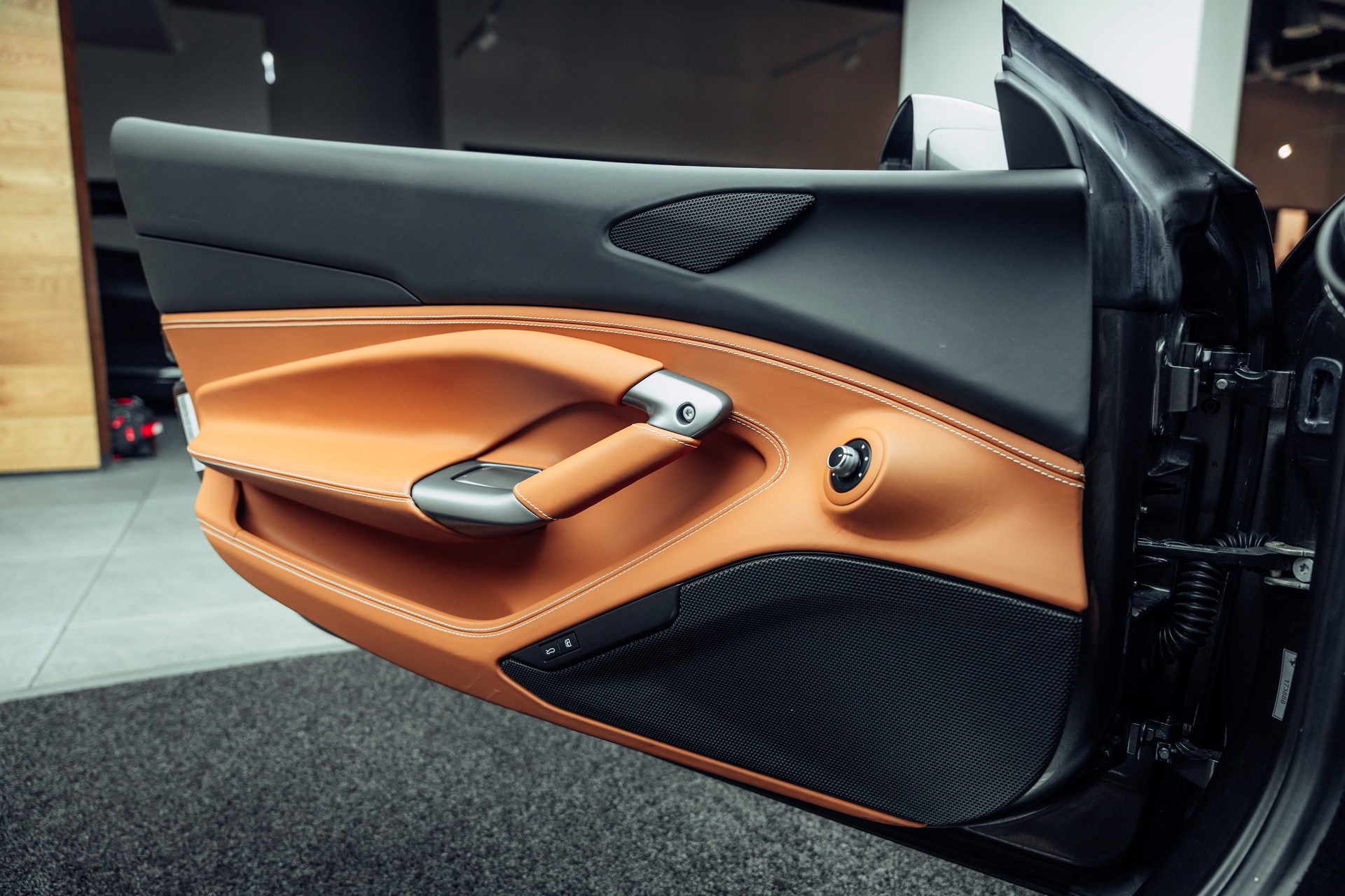 FERRARI F8 Tributo-image-13
