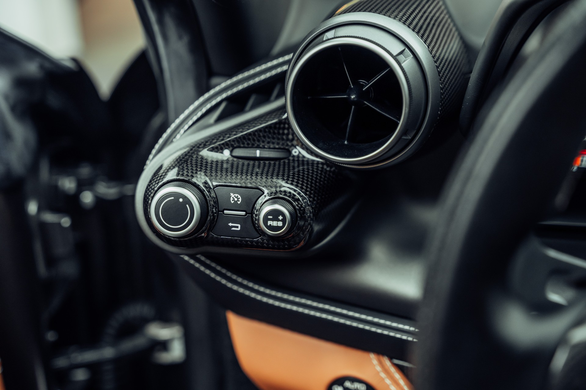FERRARI F8 Tributo-image-12