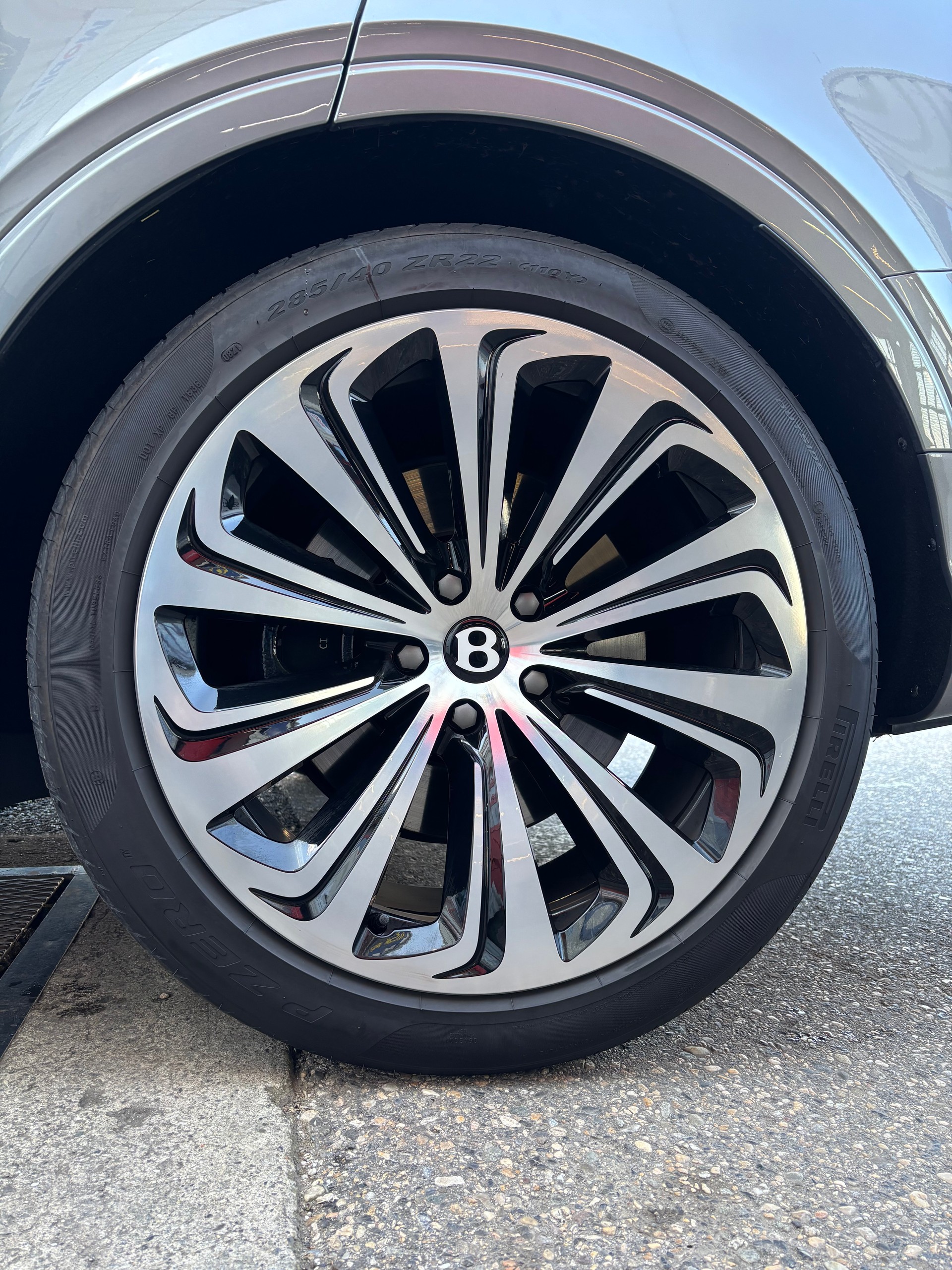 BENTLEY Bentayga V6 Hybrid First Edition-image-13