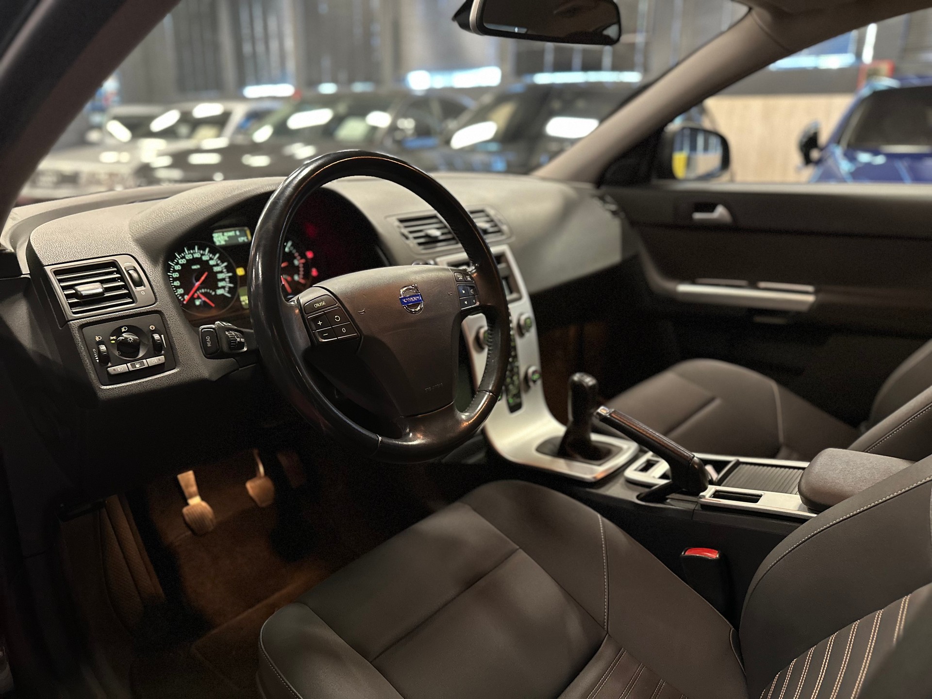 VOLVO S40 D3 Kinetic / 5 Zylinder / Diesel / 1. Hand - Frisch ab MFK & Service!!-image-10