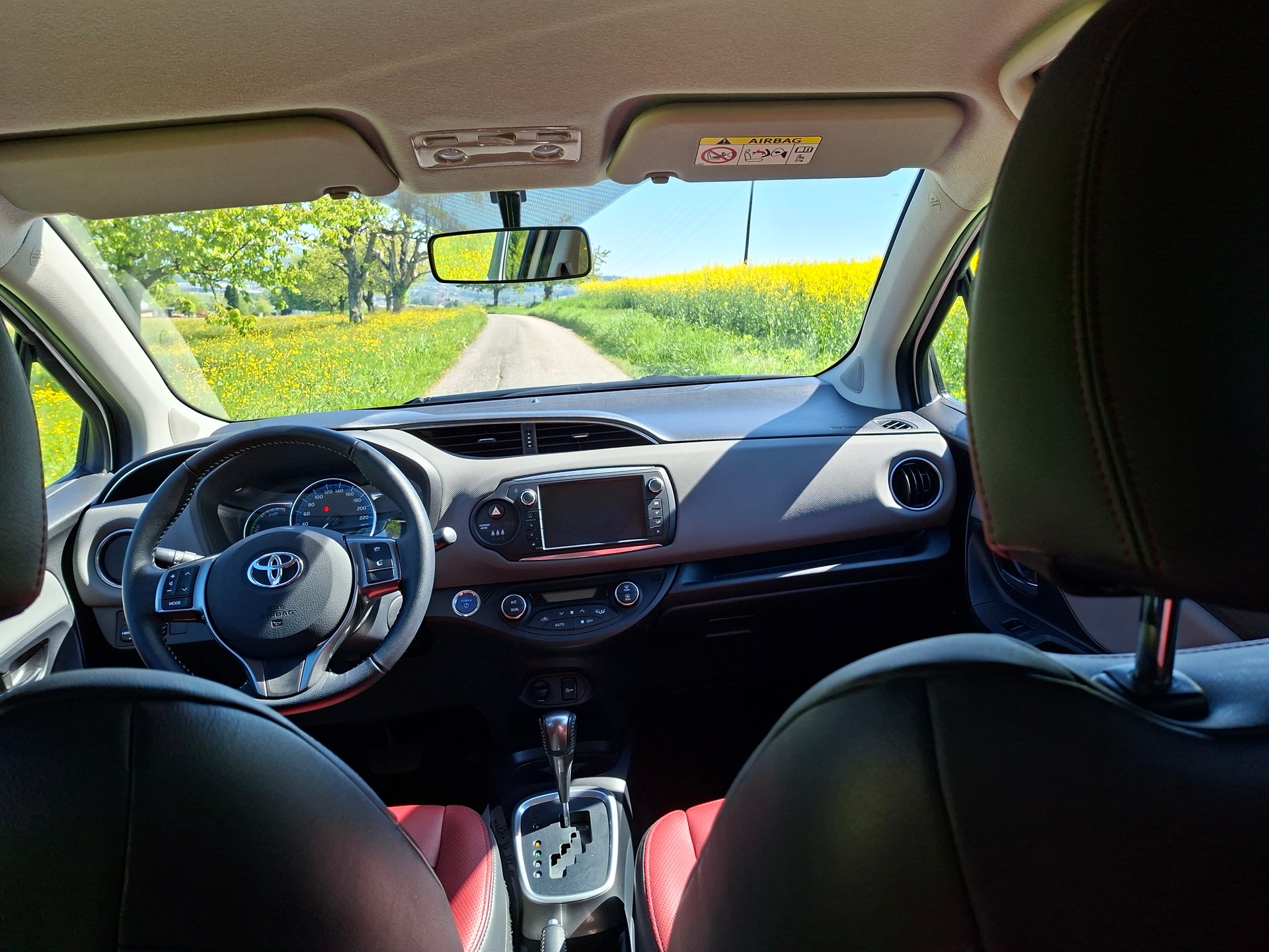 TOYOTA Yaris 1.5 VVT-i Hybrid Swiss Trend e-CVT-image-9
