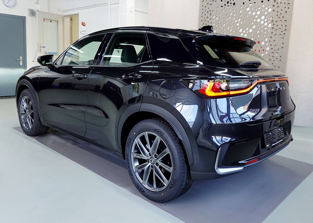 LEXUS LBX FWD Elegant CVT-showroom-element-2