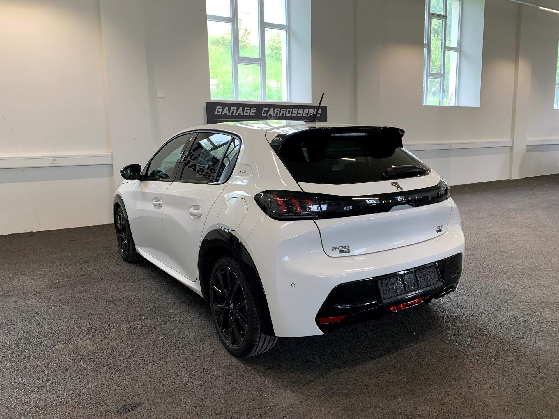 PEUGEOT 208 1.2 PureTech GT EAT8-image-5