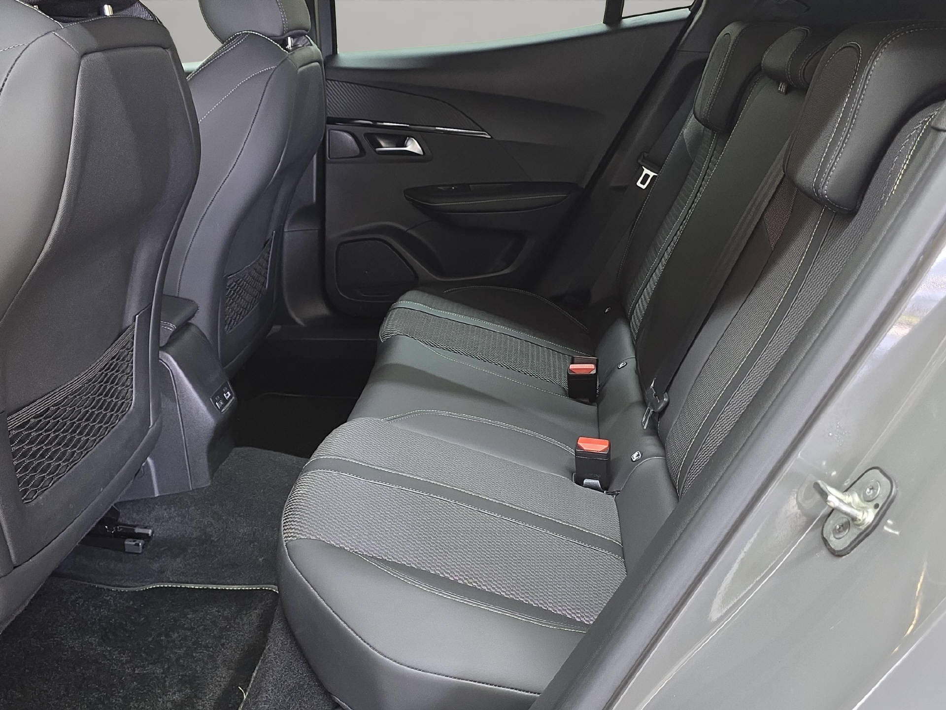 PEUGEOT 2008 1.2 PureTech 130 GT-image-9