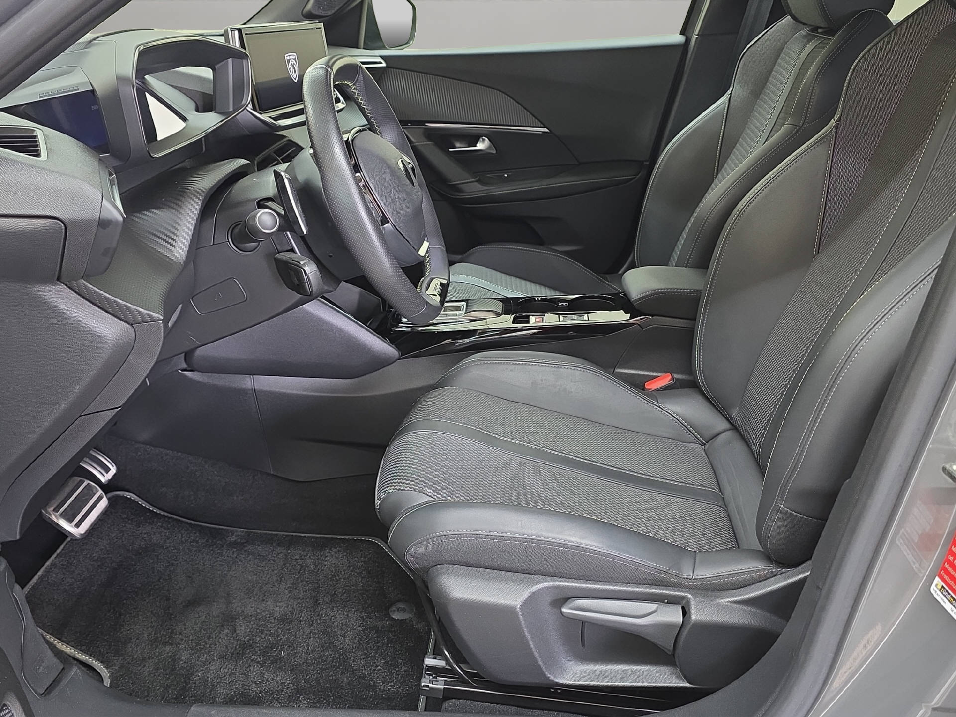 PEUGEOT 2008 1.2 PureTech 130 GT-image-5