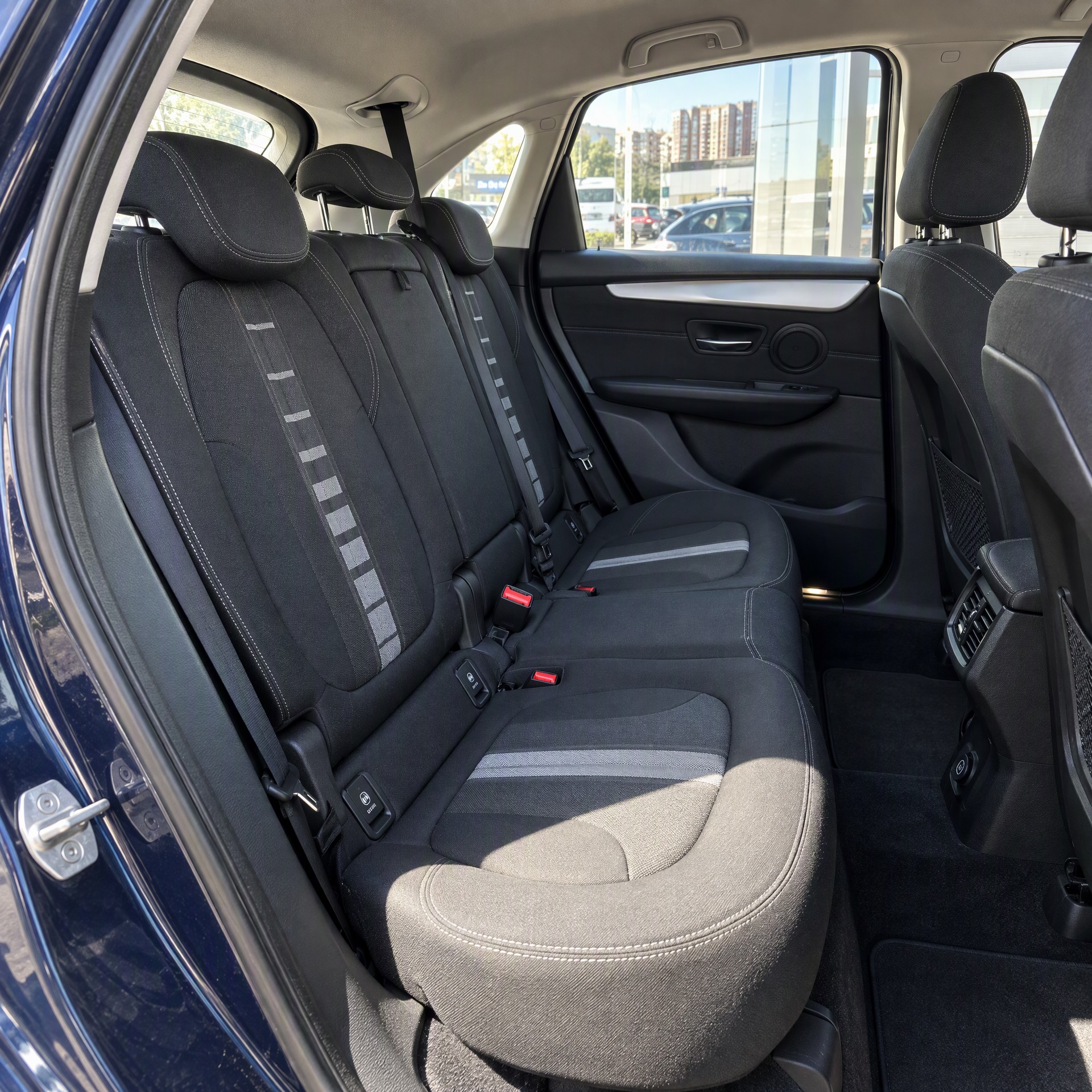 BMW 218i Active Tourer-image-13
