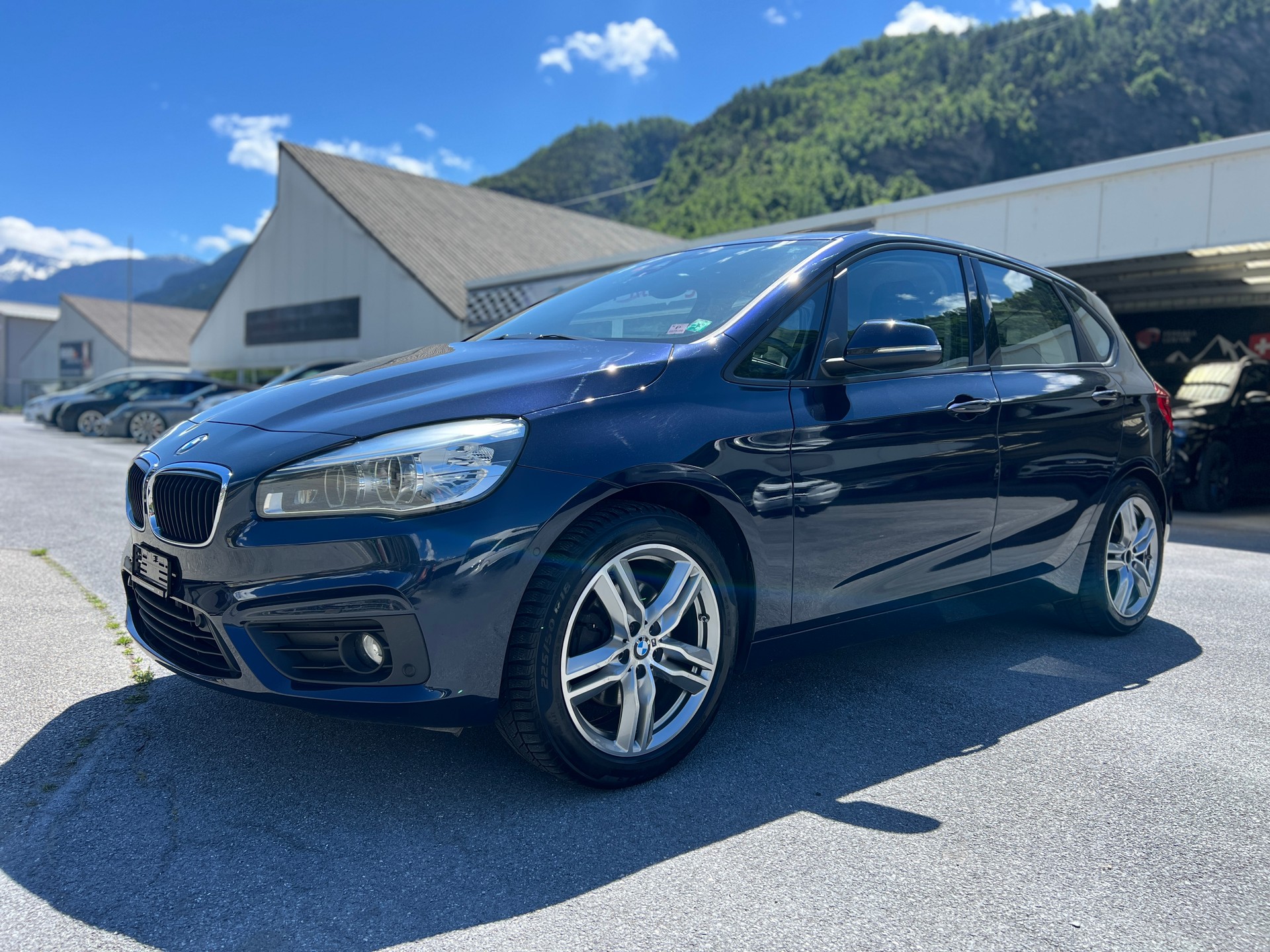 BMW 218i Active Tourer-image-2