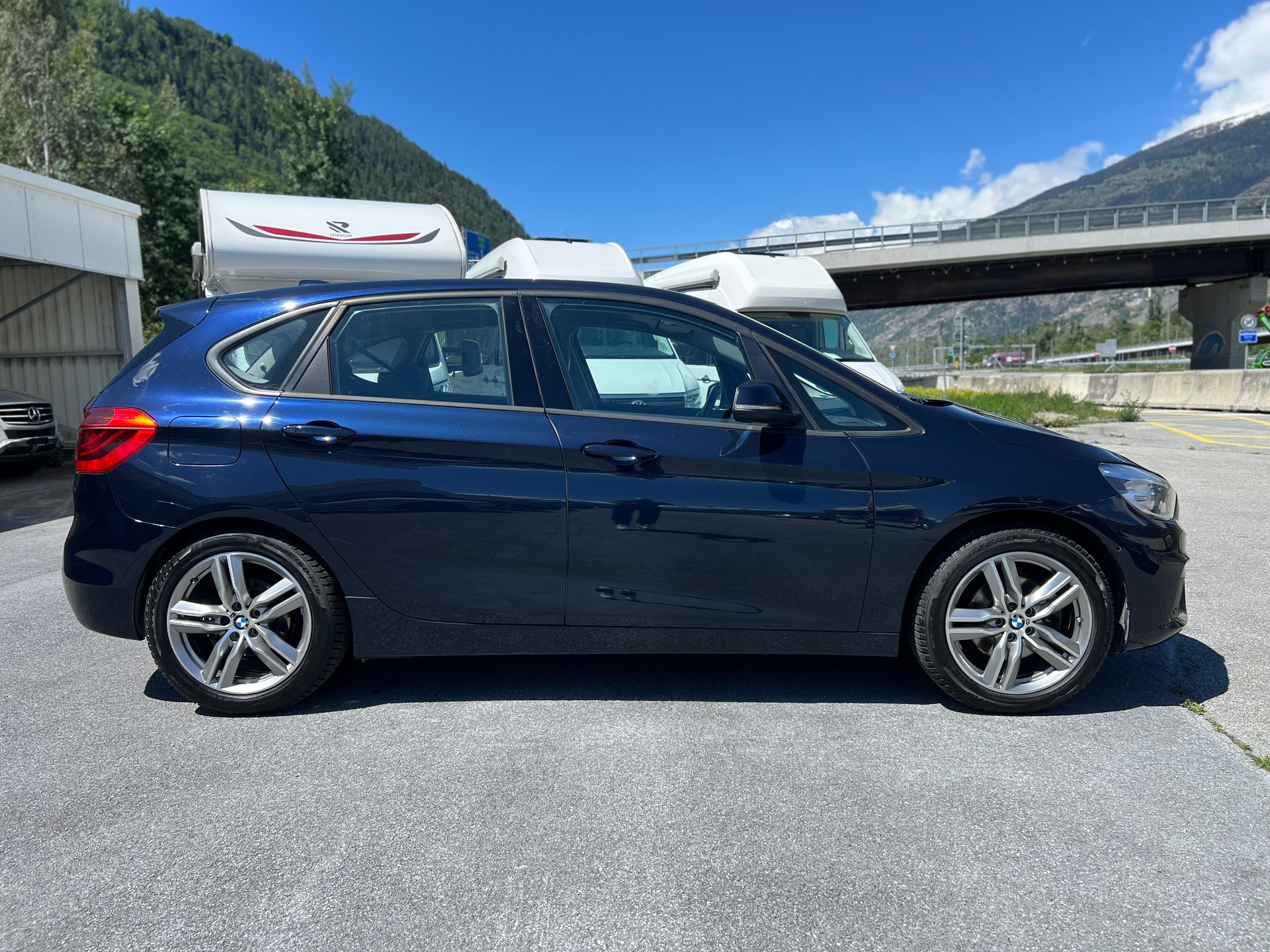 BMW 218i Active Tourer-image-9