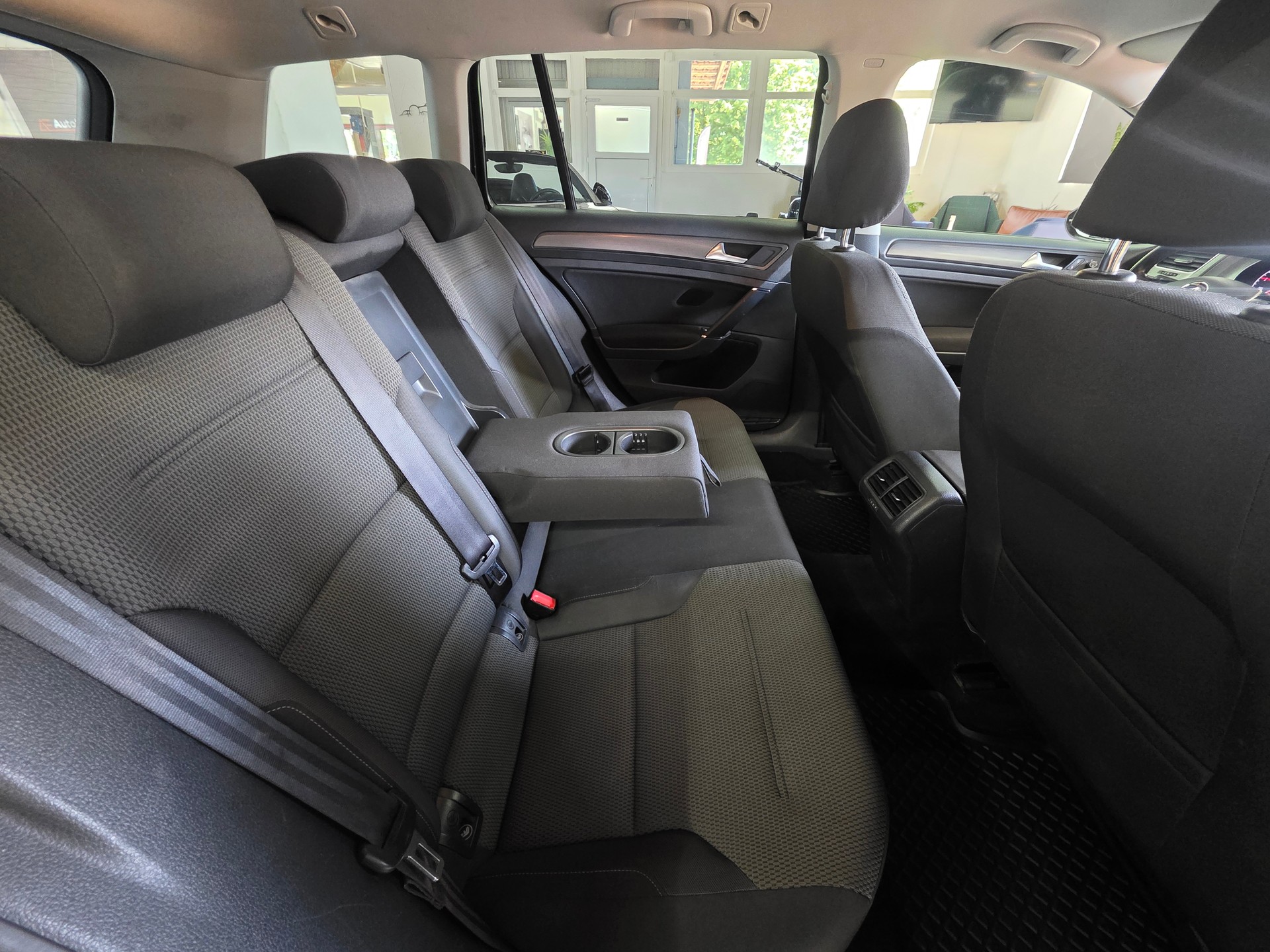 VW Golf Variant 1.6 TDI Comfortline DSG-image-15
