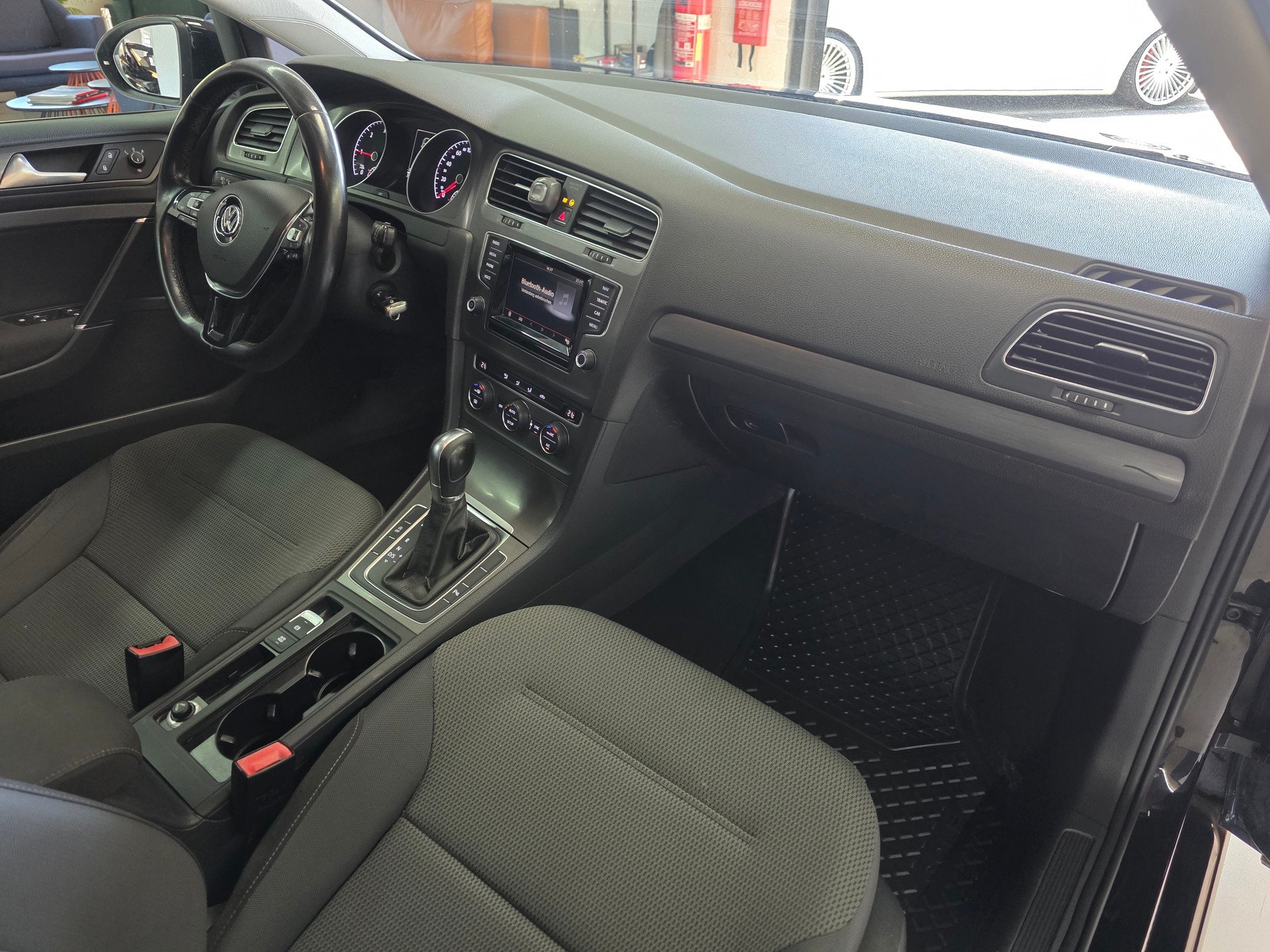VW Golf Variant 1.6 TDI Comfortline DSG-image-8