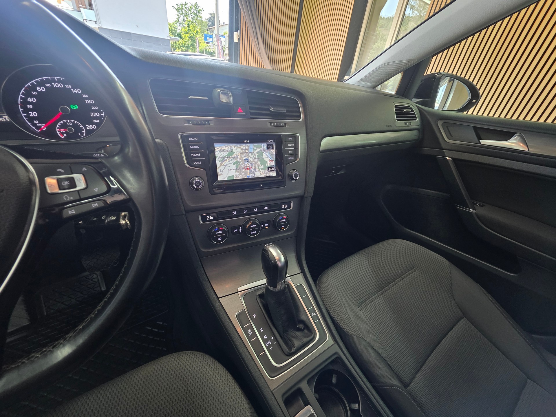 VW Golf Variant 1.6 TDI Comfortline DSG-image-12