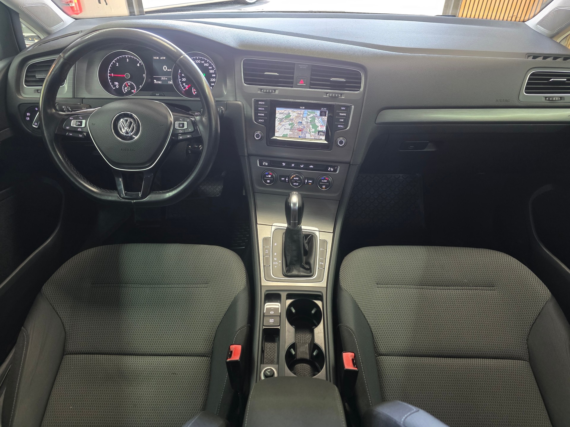 VW Golf Variant 1.6 TDI Comfortline DSG-image-11