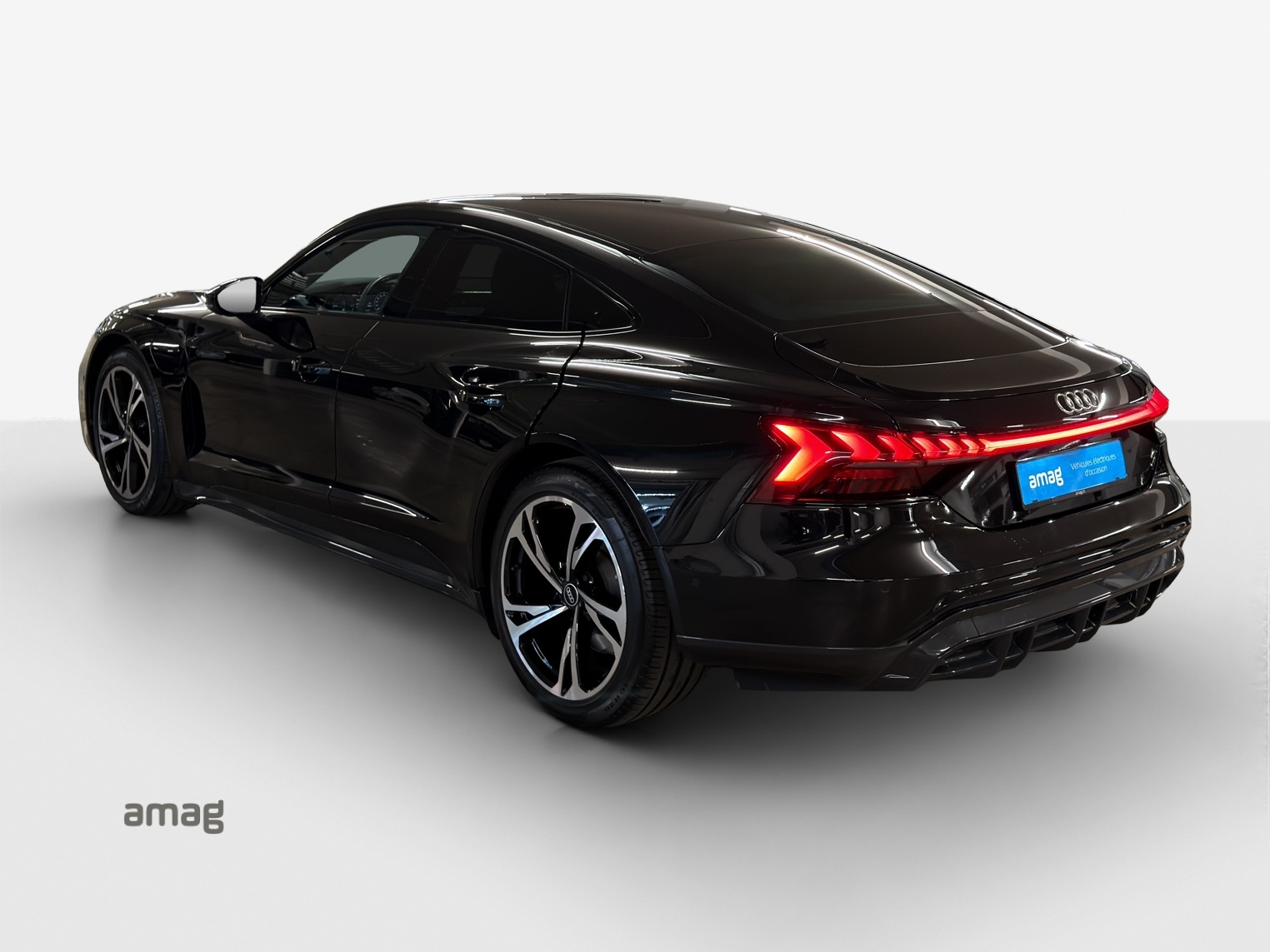 AUDI e-tron GT quattro-showroom-element-2