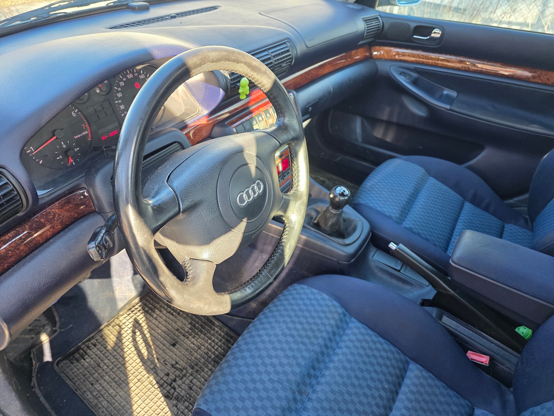 AUDI A4 2.4 Advance-image-6