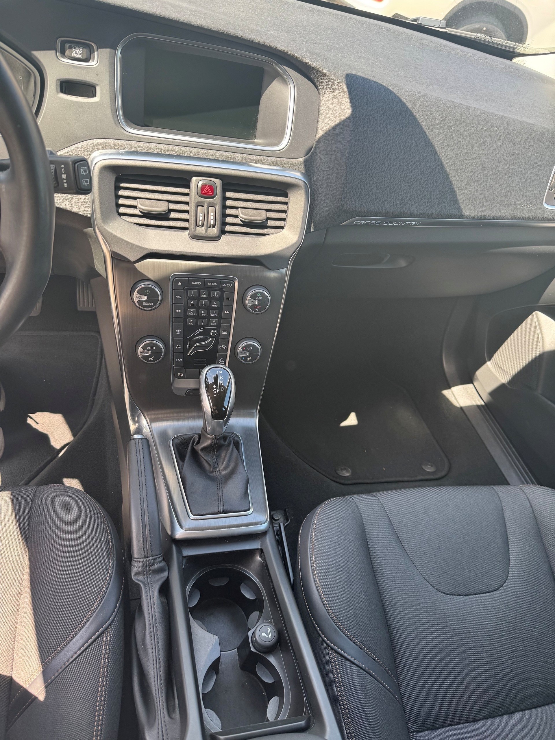 VOLVO V40 Cross Country T4 2.0 AWD Momentum Geartronic-image-11