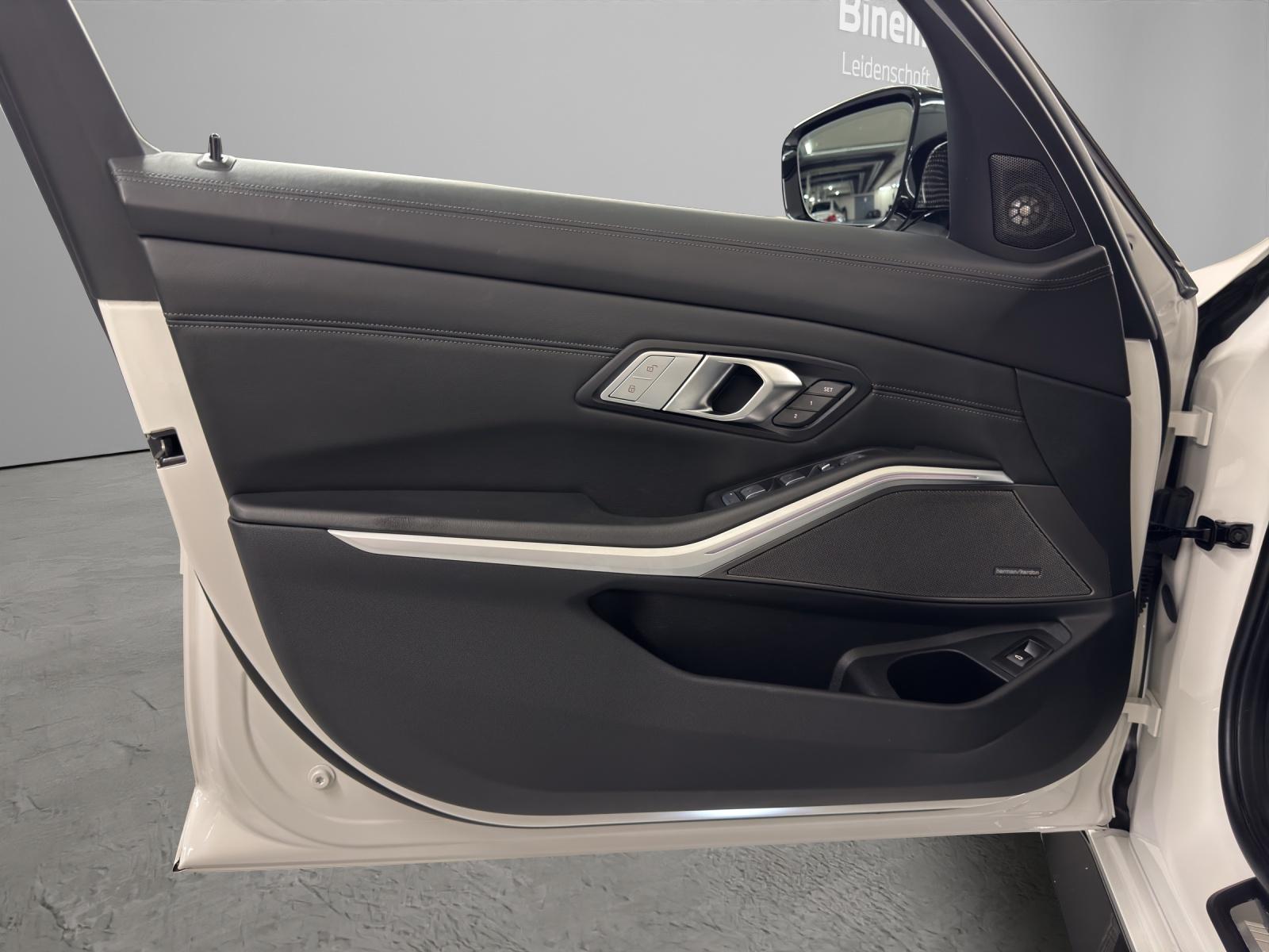 BMW M3 Competition xDrive Touring-image-10
