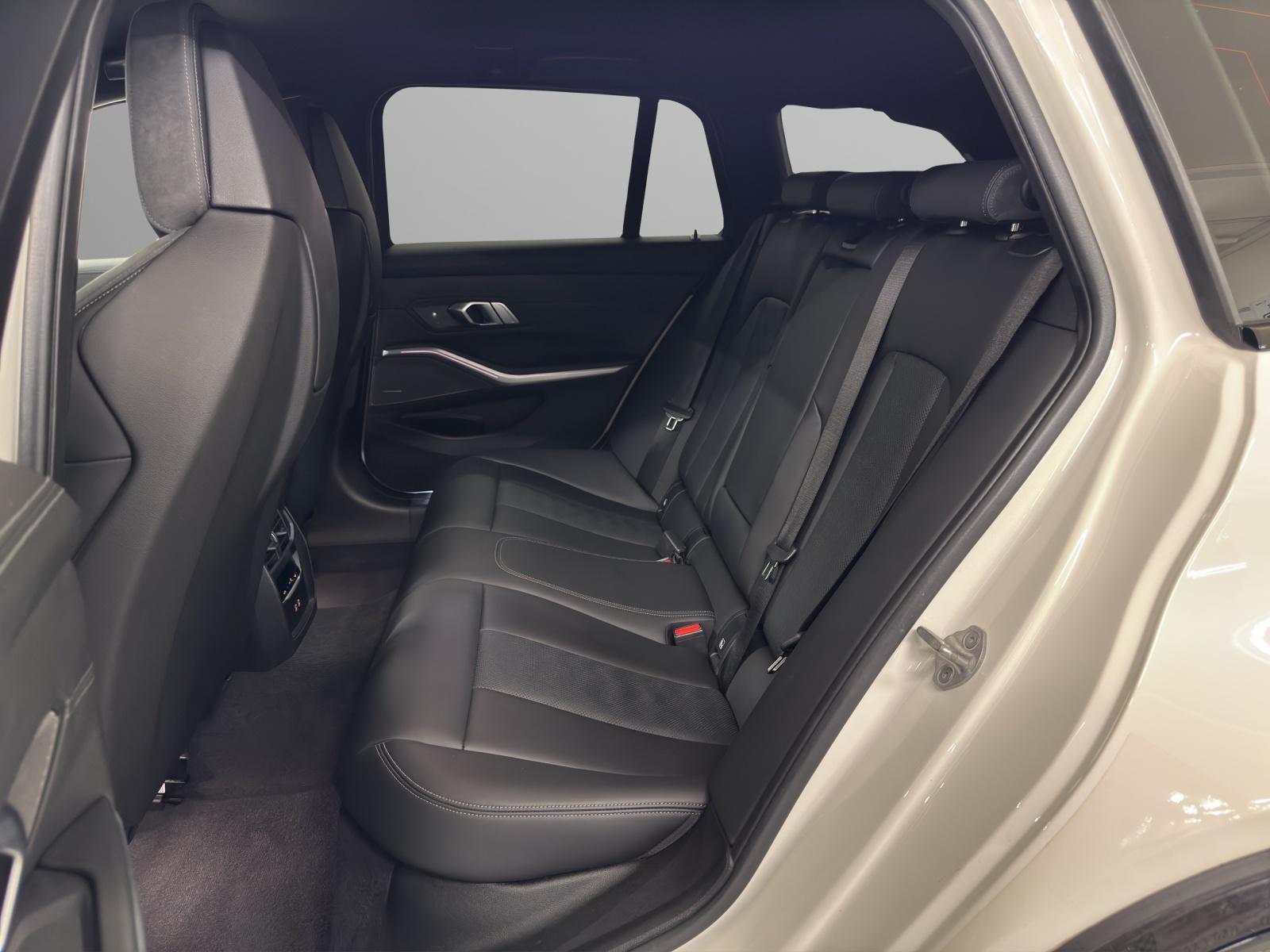 BMW M3 Competition xDrive Touring-image-12