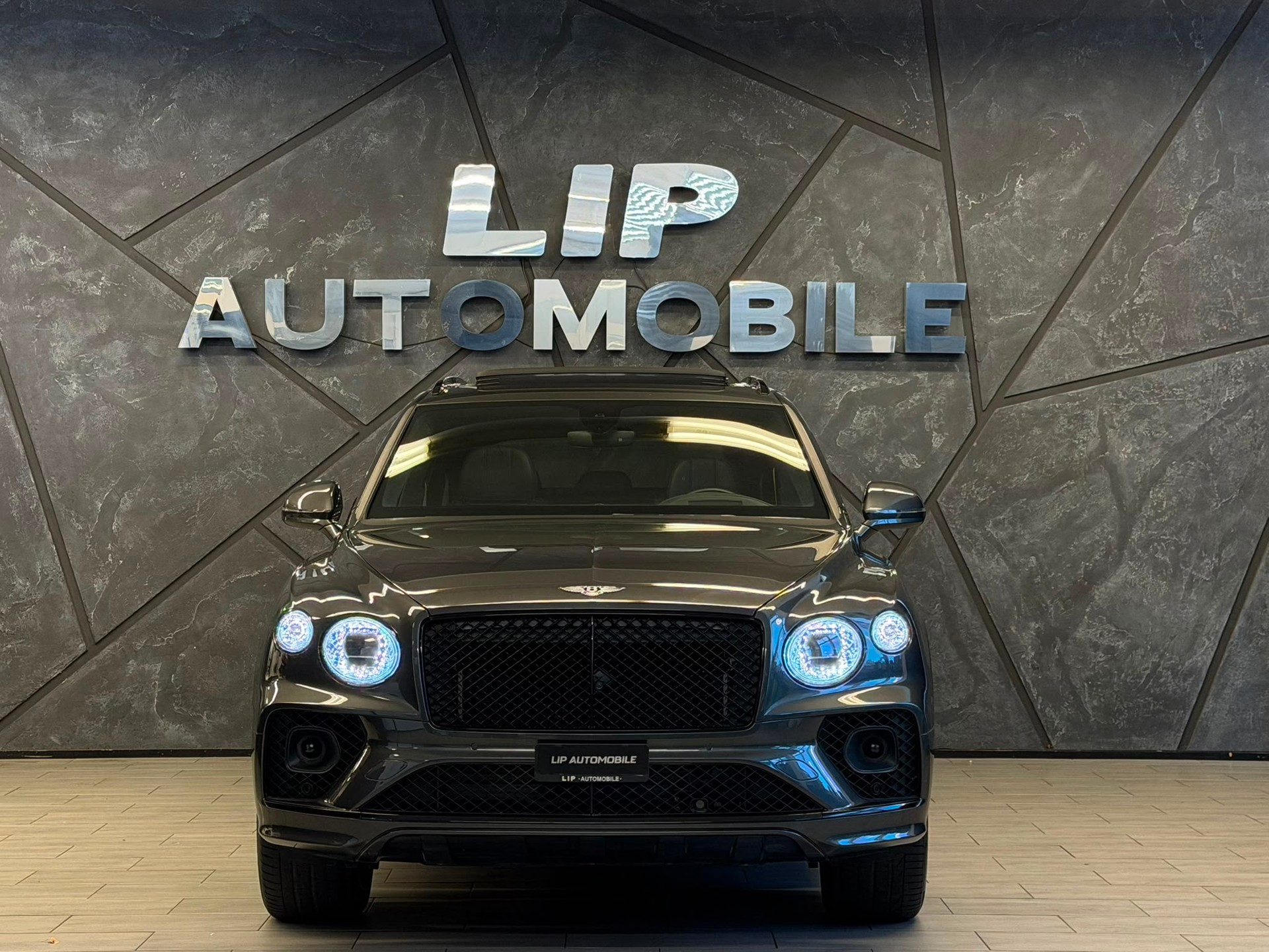 BENTLEY Bentayga V8-showroom-element-1