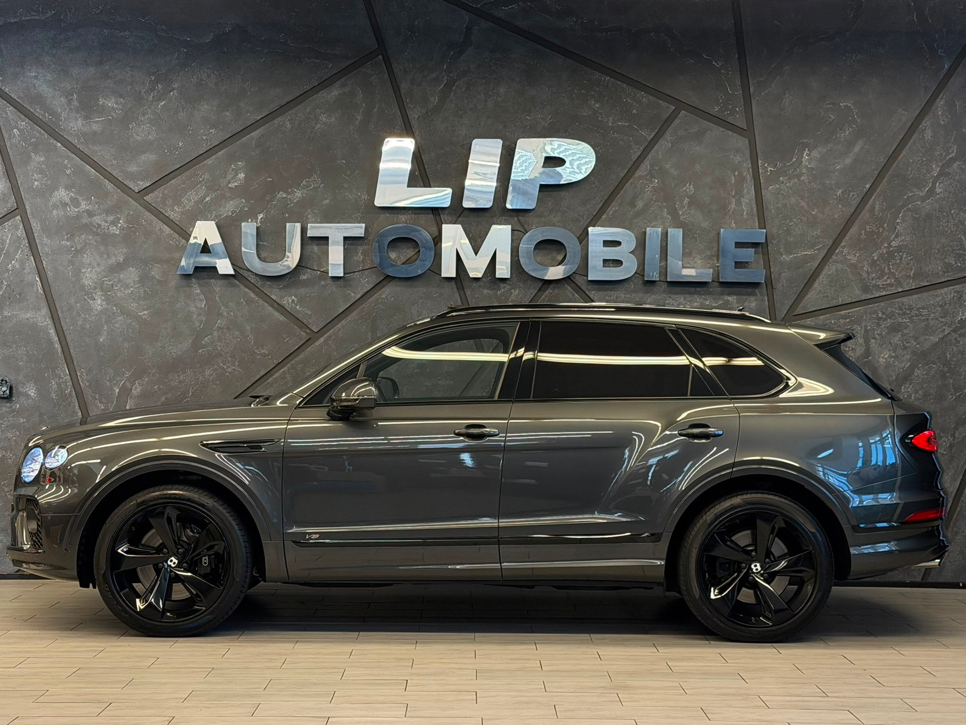 BENTLEY Bentayga V8-showroom-element-3