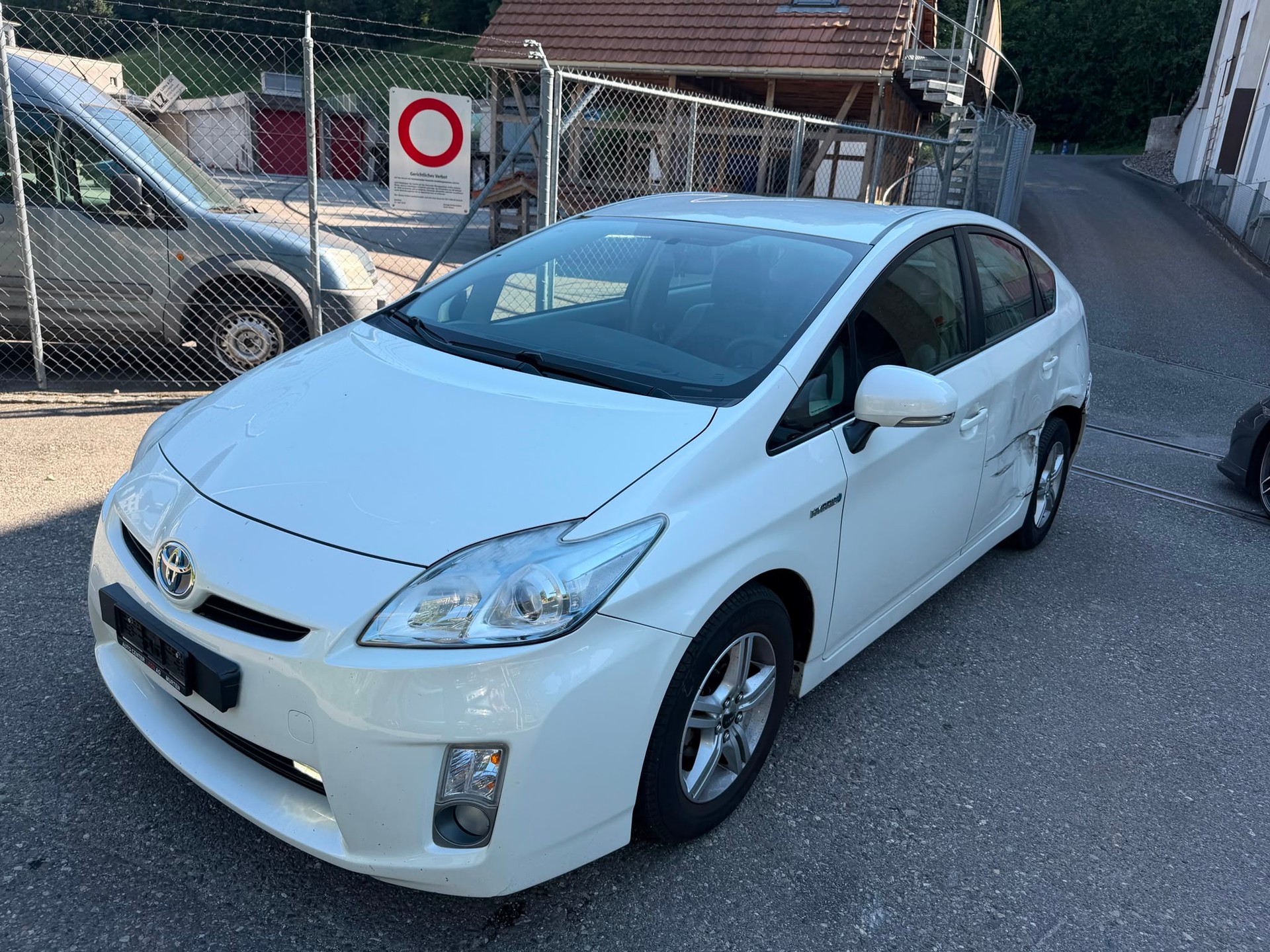 TOYOTA Prius 1.8 16V HSD Sol-showroom-element-1